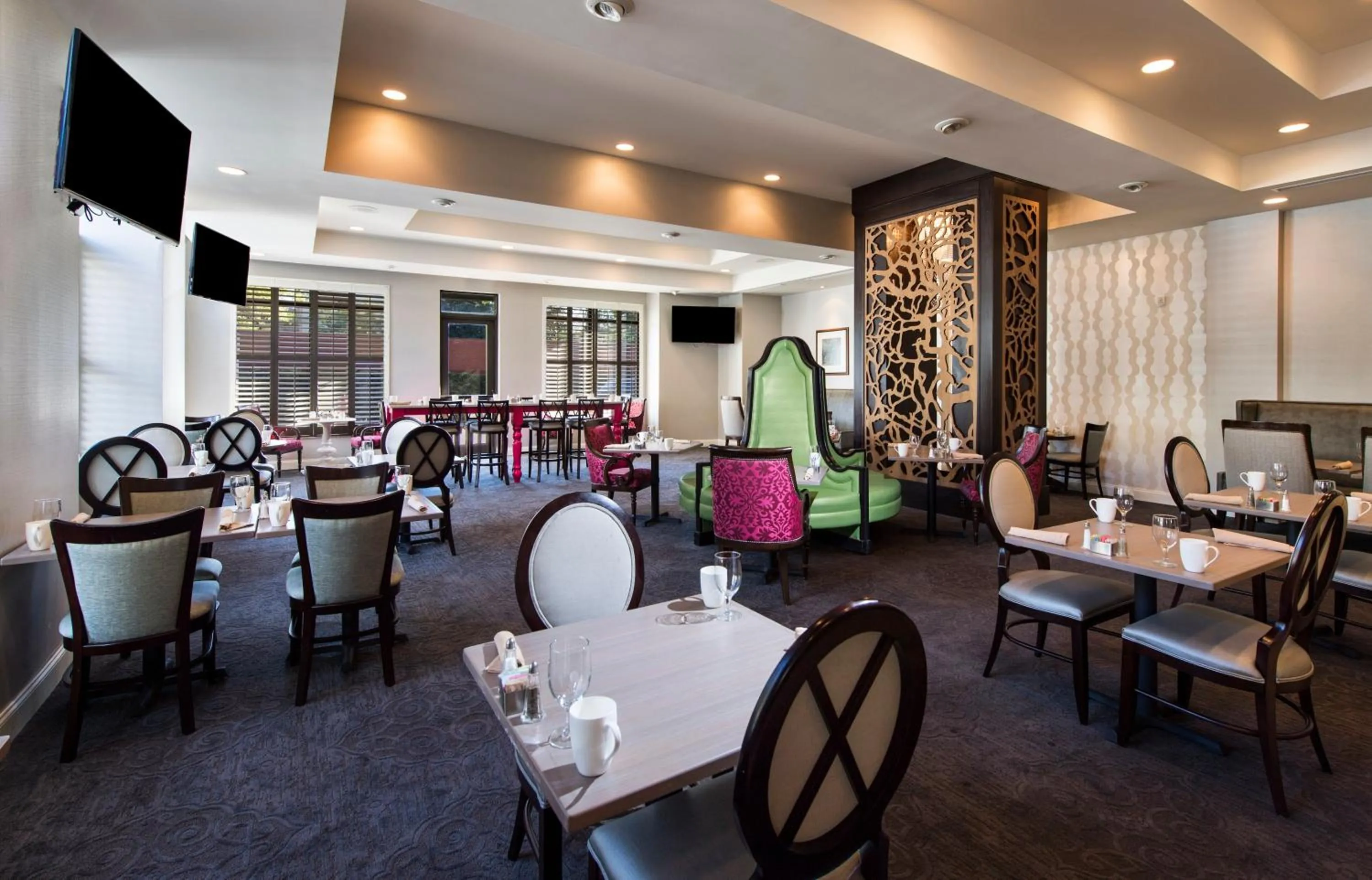 Restaurant/places to eat in Holiday Inn Savannah Historic District by IHG