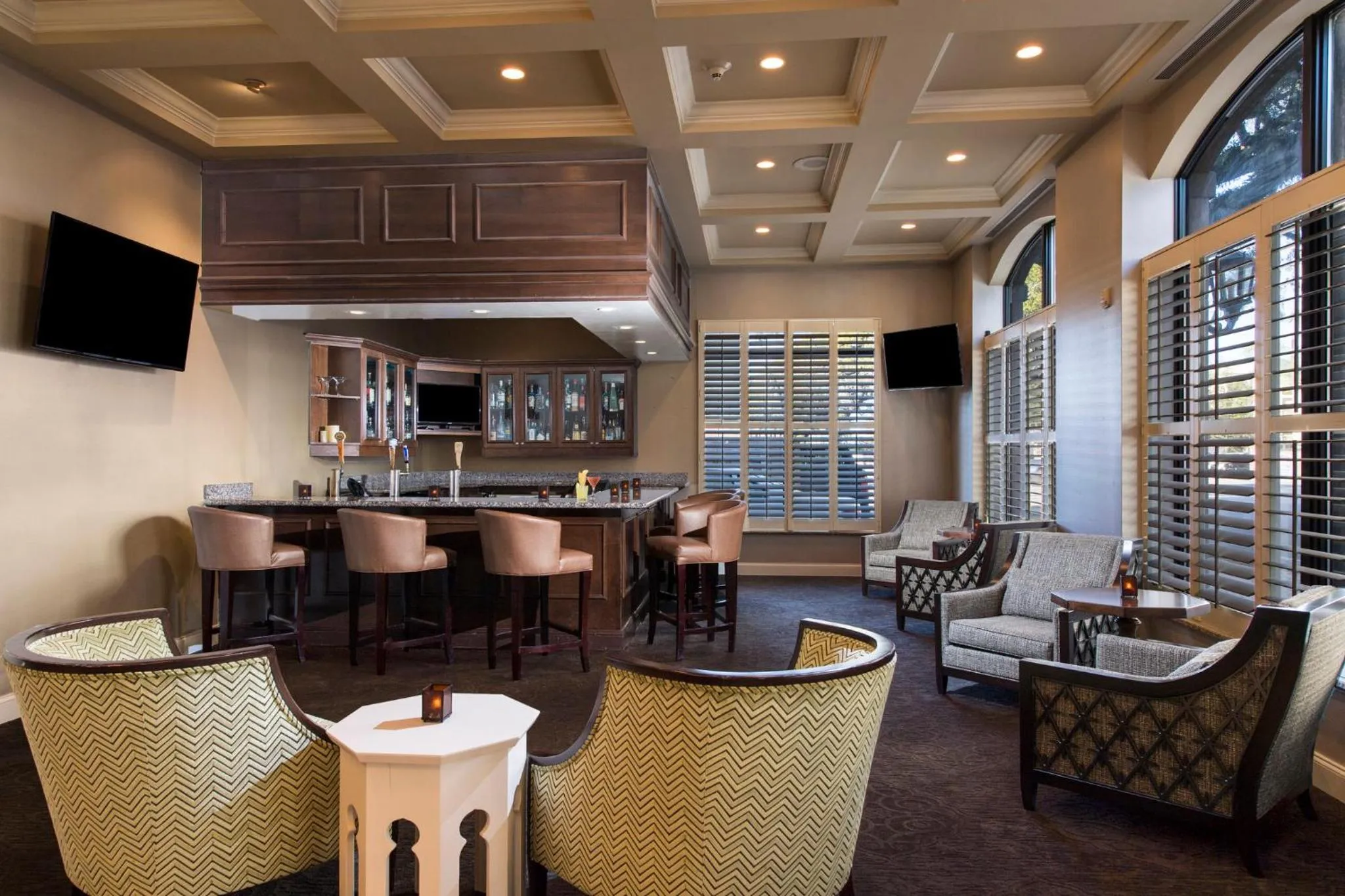 Lounge or bar in Holiday Inn Savannah Historic District by IHG