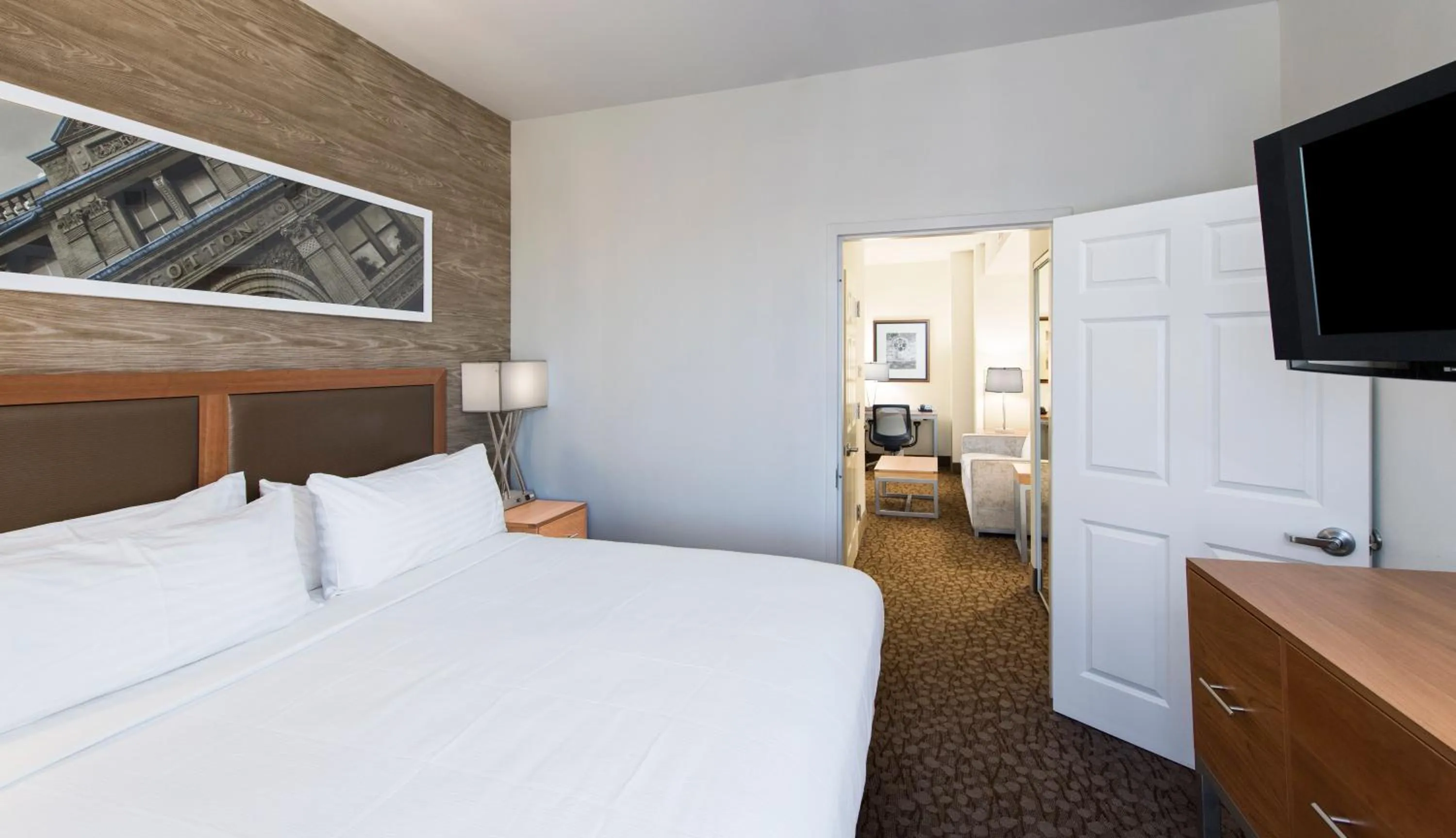 Photo of the whole room, Bed in Holiday Inn Savannah Historic District by IHG