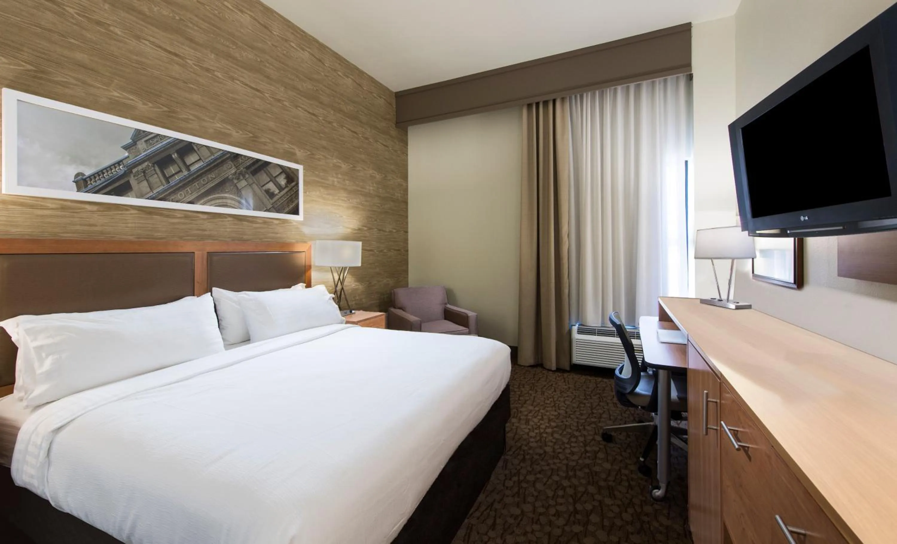 Photo of the whole room, Bed in Holiday Inn Savannah Historic District by IHG