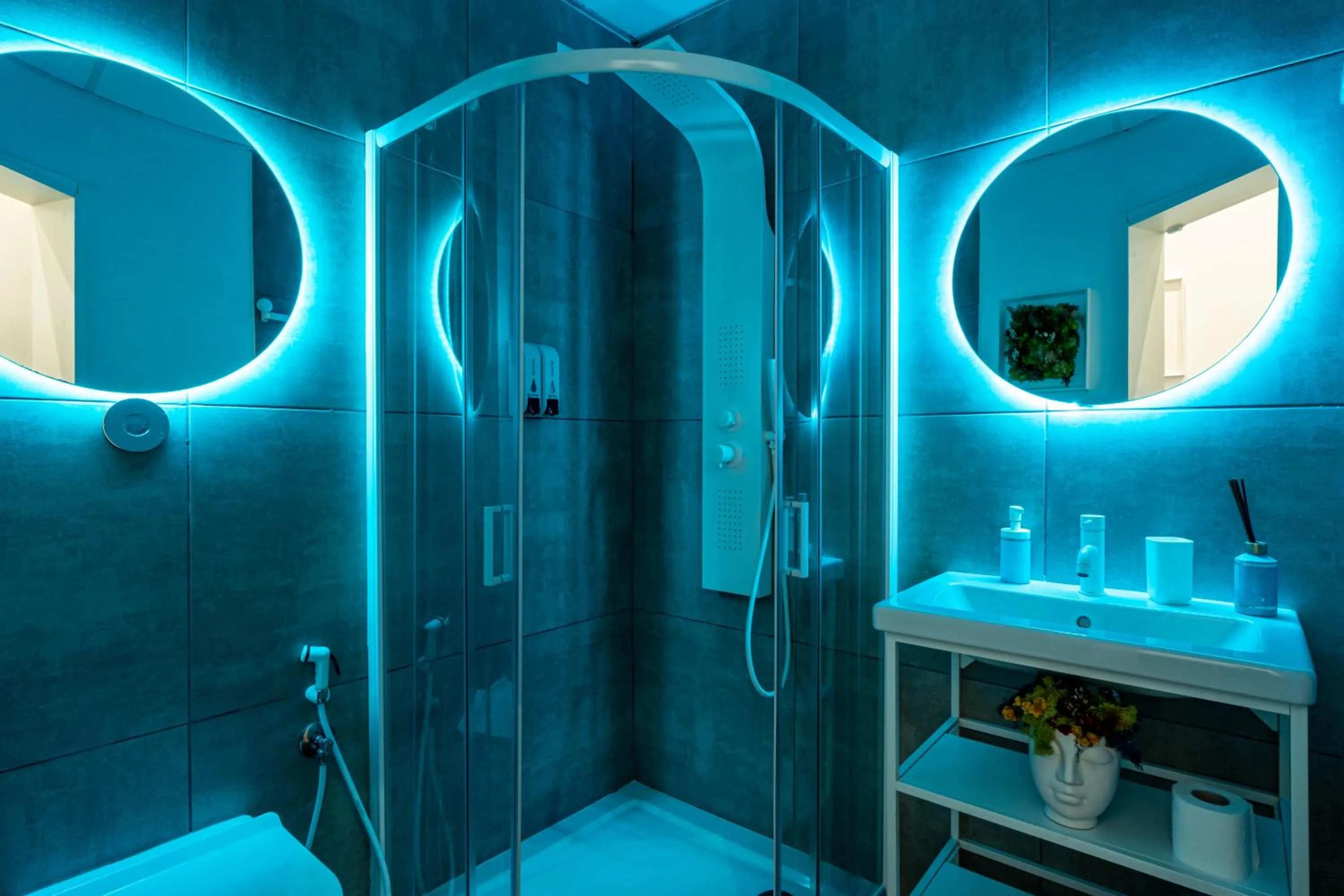 Shower in Skyhouse Chiaia