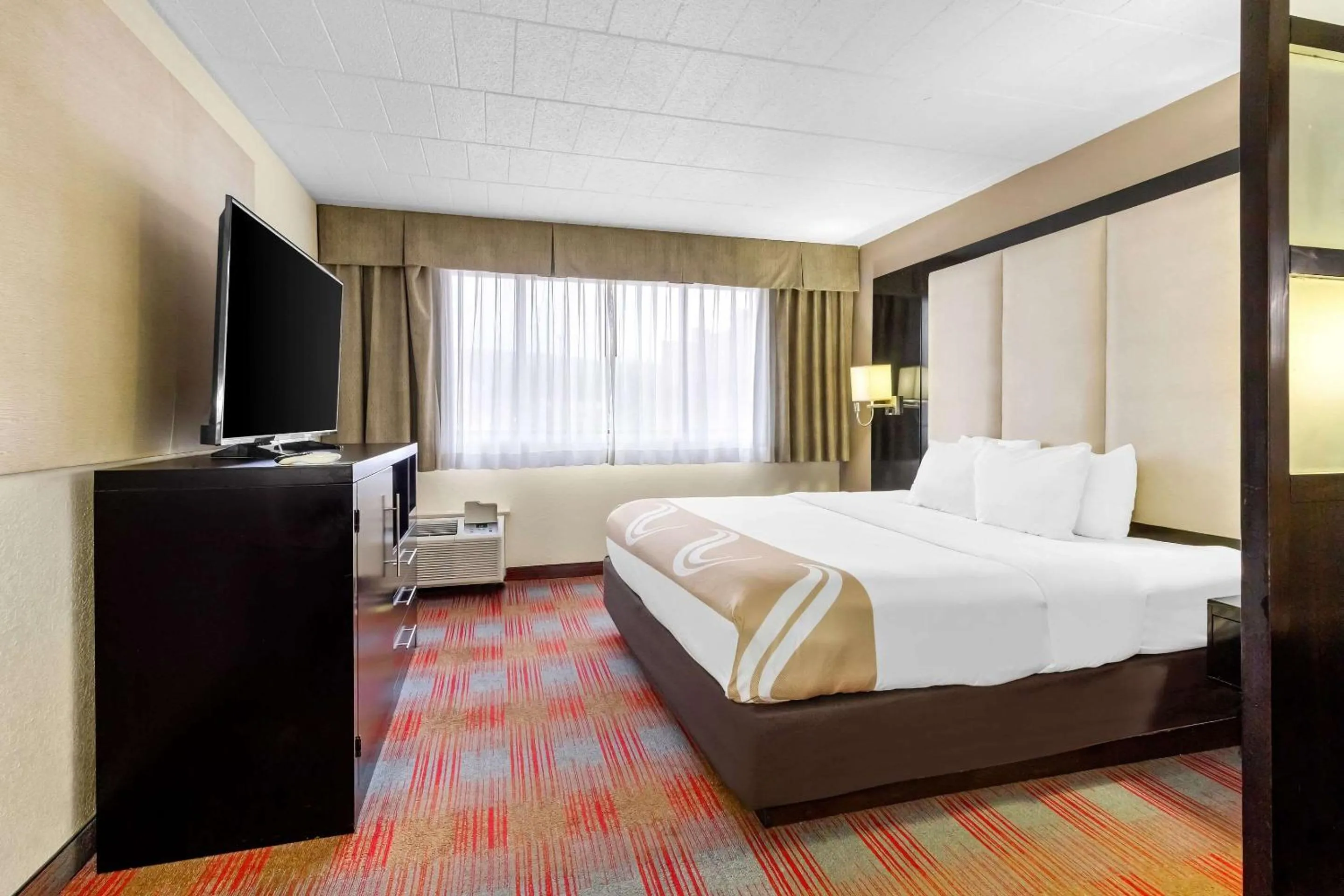 Bedroom, Bed in Quality Inn & Suites Altoona