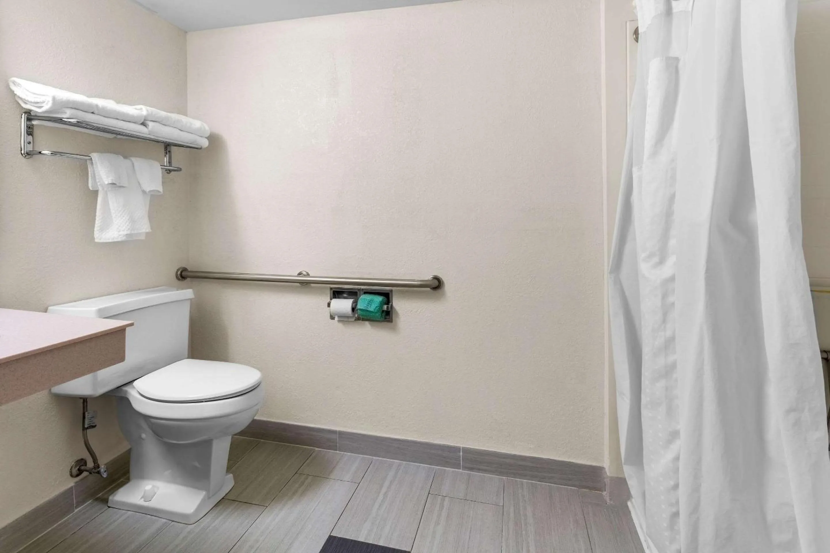 Bathroom in Quality Inn & Suites Altoona