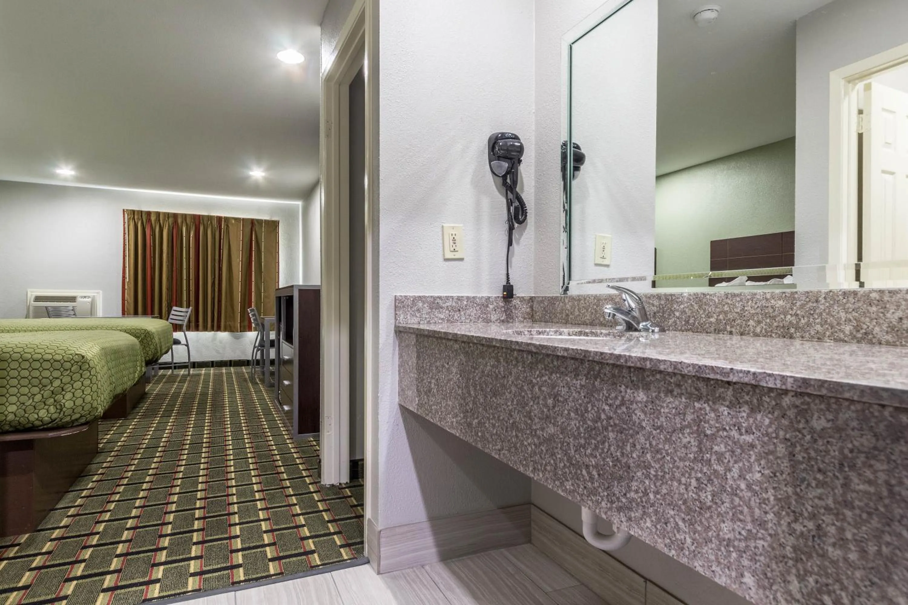 Bed in Scottish Inn and Suites Tomball