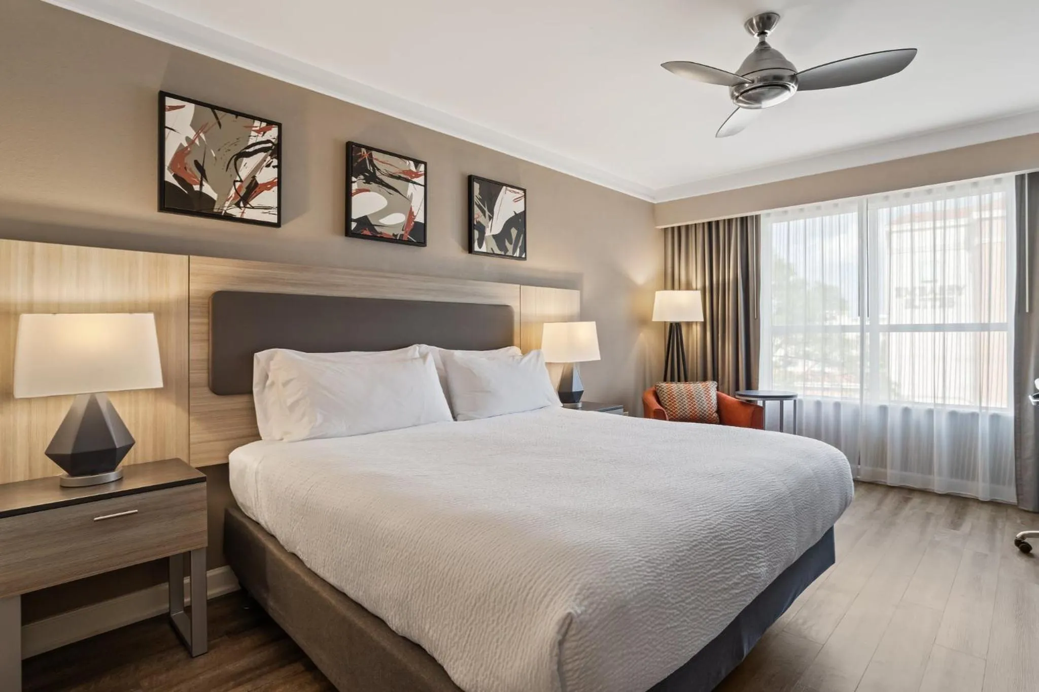 Photo of the whole room, Bed in Holiday Inn Baton Rouge College Drive I-10 by IHG