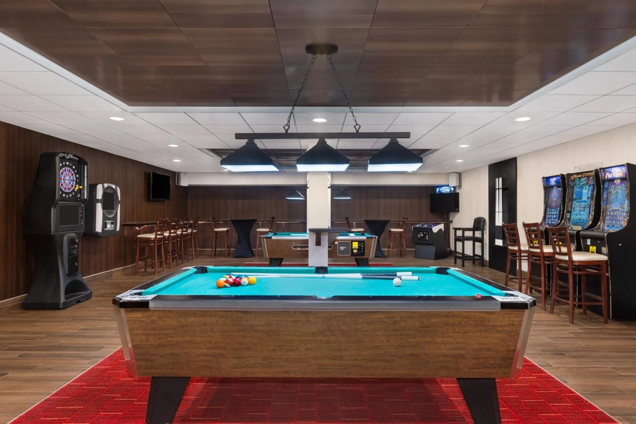 Lounge or bar in Holiday Inn Des Moines-Airport Conf Center by IHG