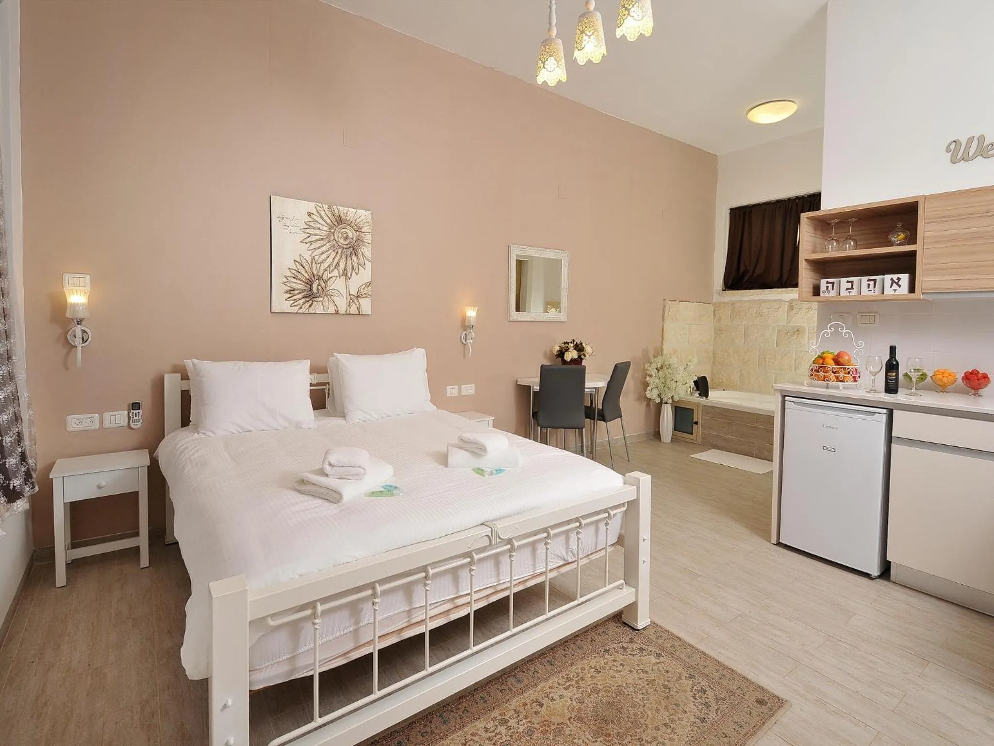 Decorative detail, Bed in Zimmer BaSadot