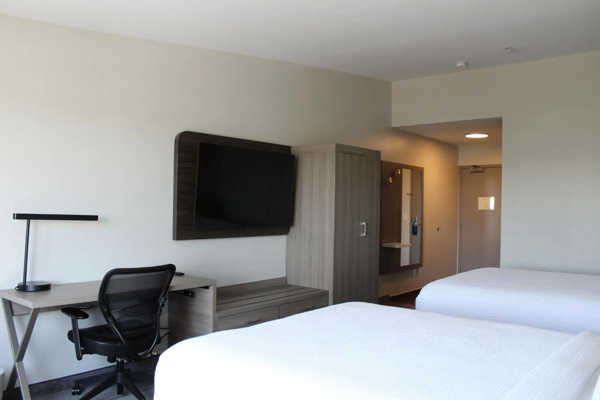 Photo of the whole room, Bed in Holiday Inn Express Bakersfield by IHG