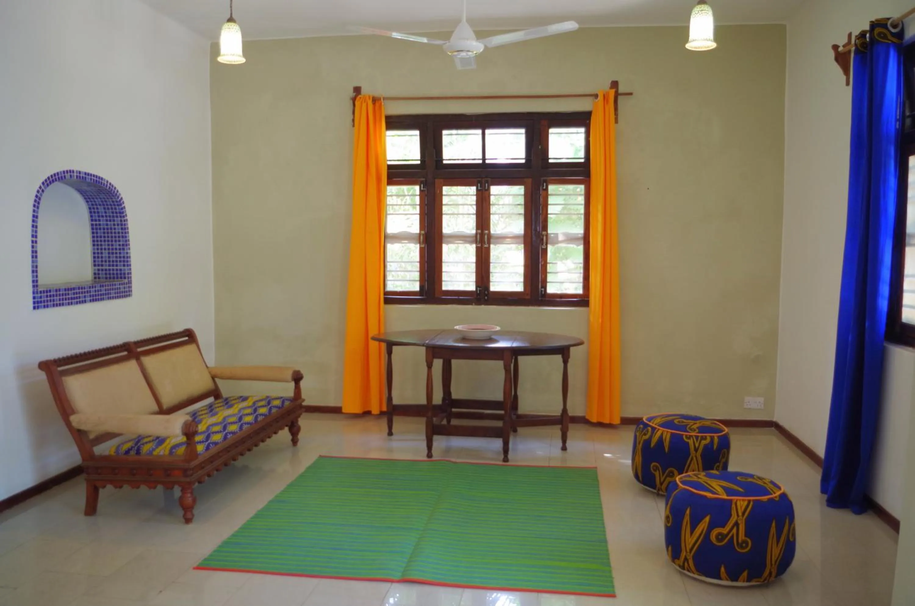 Communal lounge/ TV room in Retro