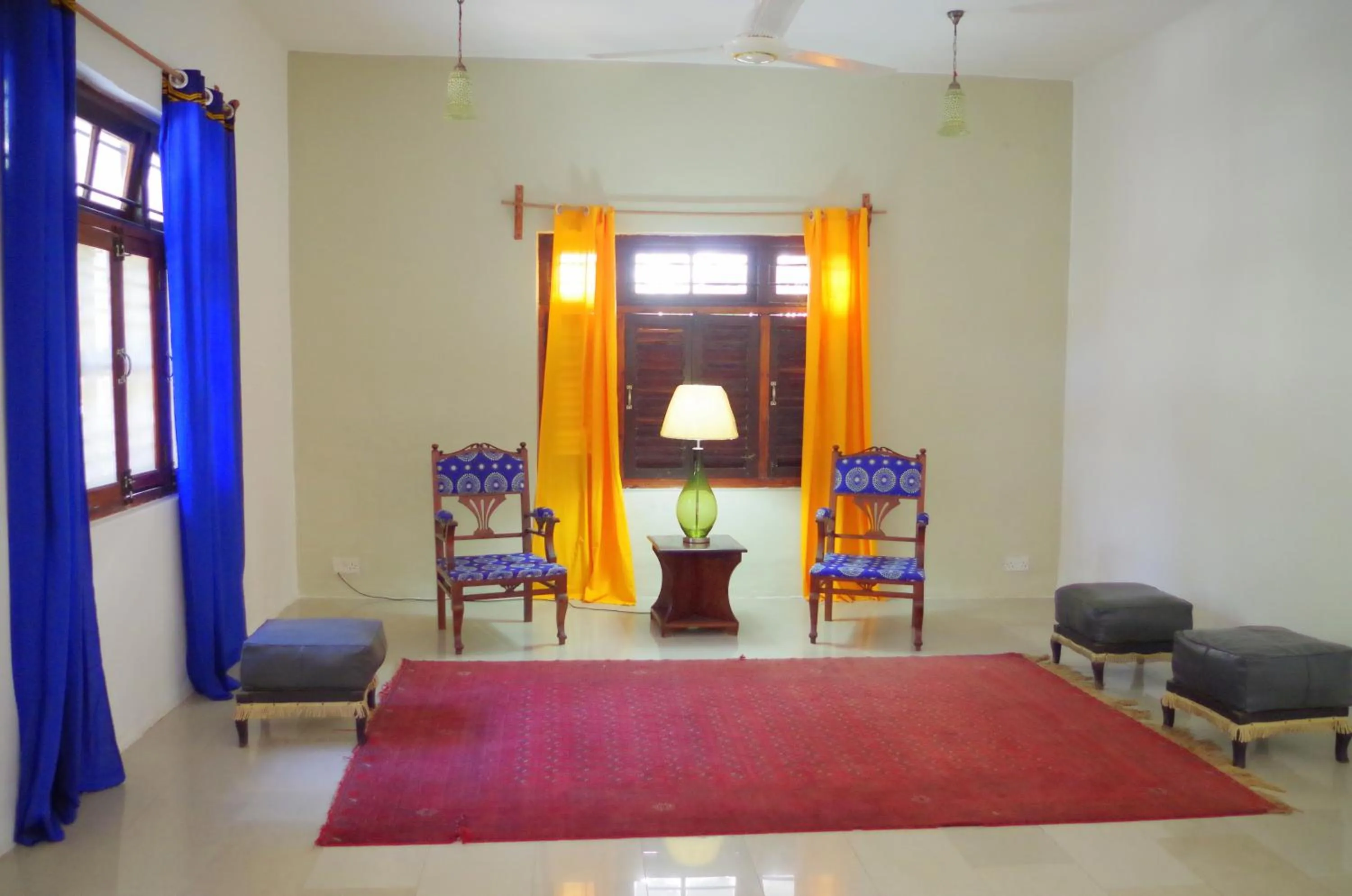 Communal lounge/ TV room in Retro