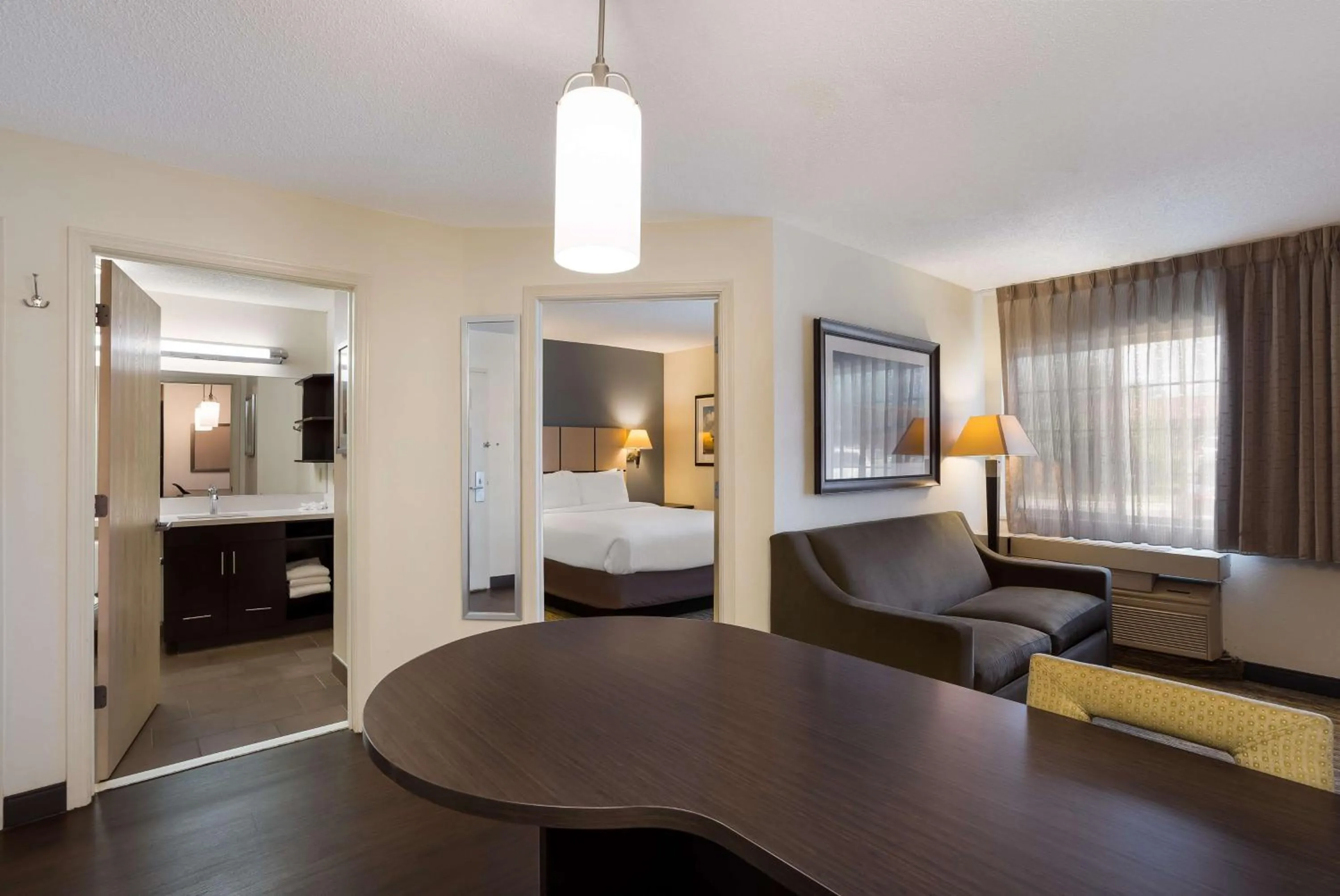 Photo of the whole room, Bed in Sonesta Simply Suites Des Moines