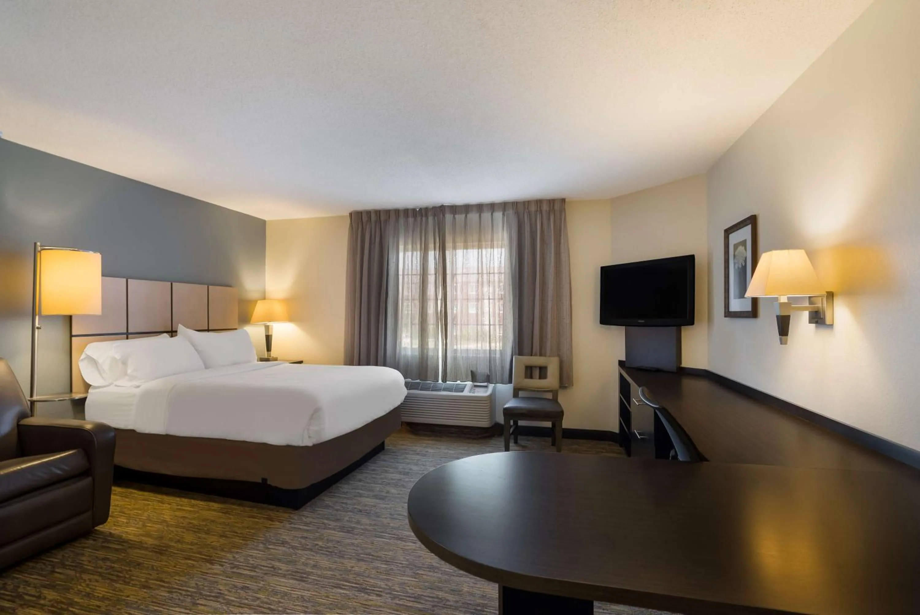 Photo of the whole room, Bed in Sonesta Simply Suites Des Moines