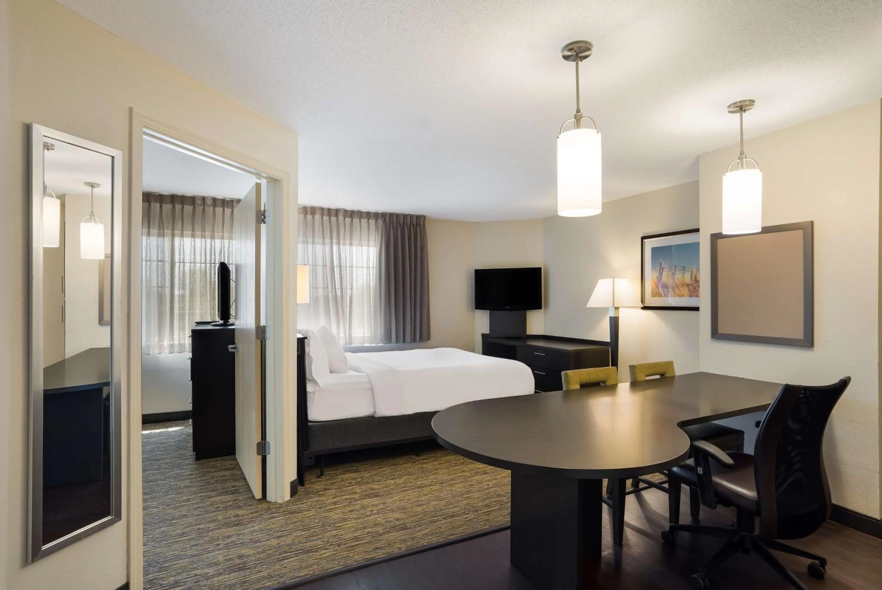 Photo of the whole room, Bed in Sonesta Simply Suites Des Moines