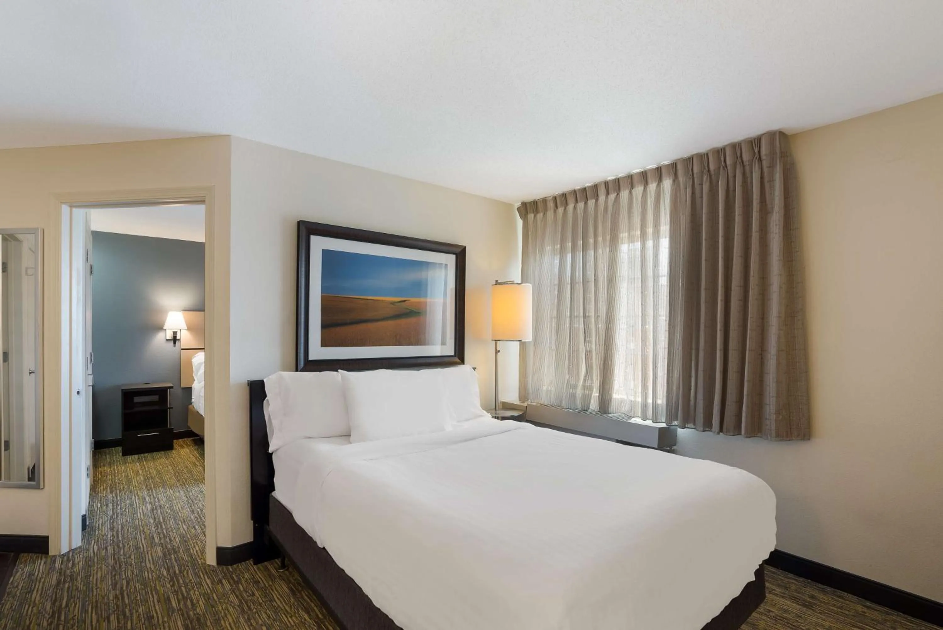 Photo of the whole room, Bed in Sonesta Simply Suites Des Moines