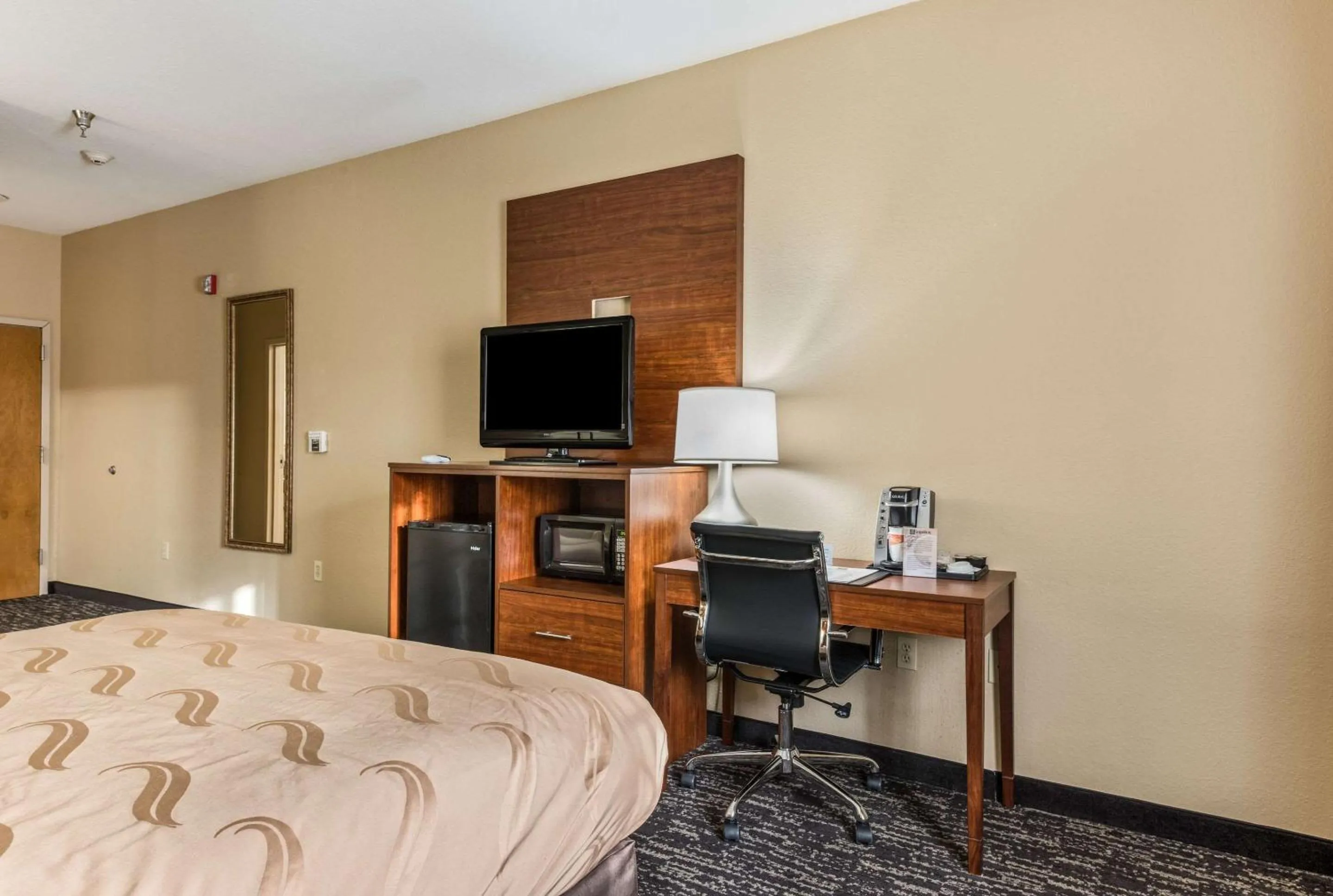 Photo of the whole room, Bed in Quality Inn & Suites Hendersonville - Flat Rock