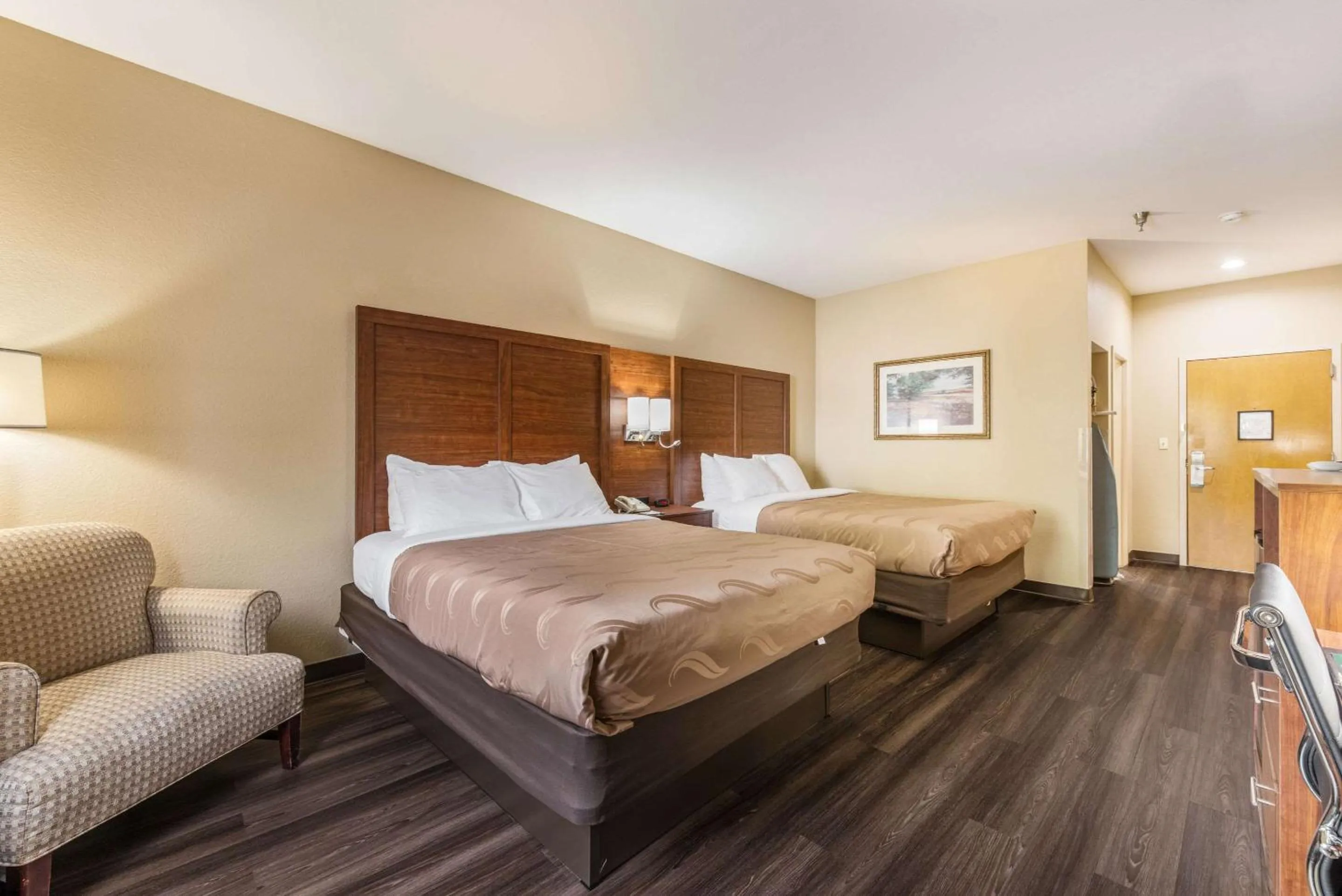 Photo of the whole room, Bed in Quality Inn & Suites Hendersonville - Flat Rock