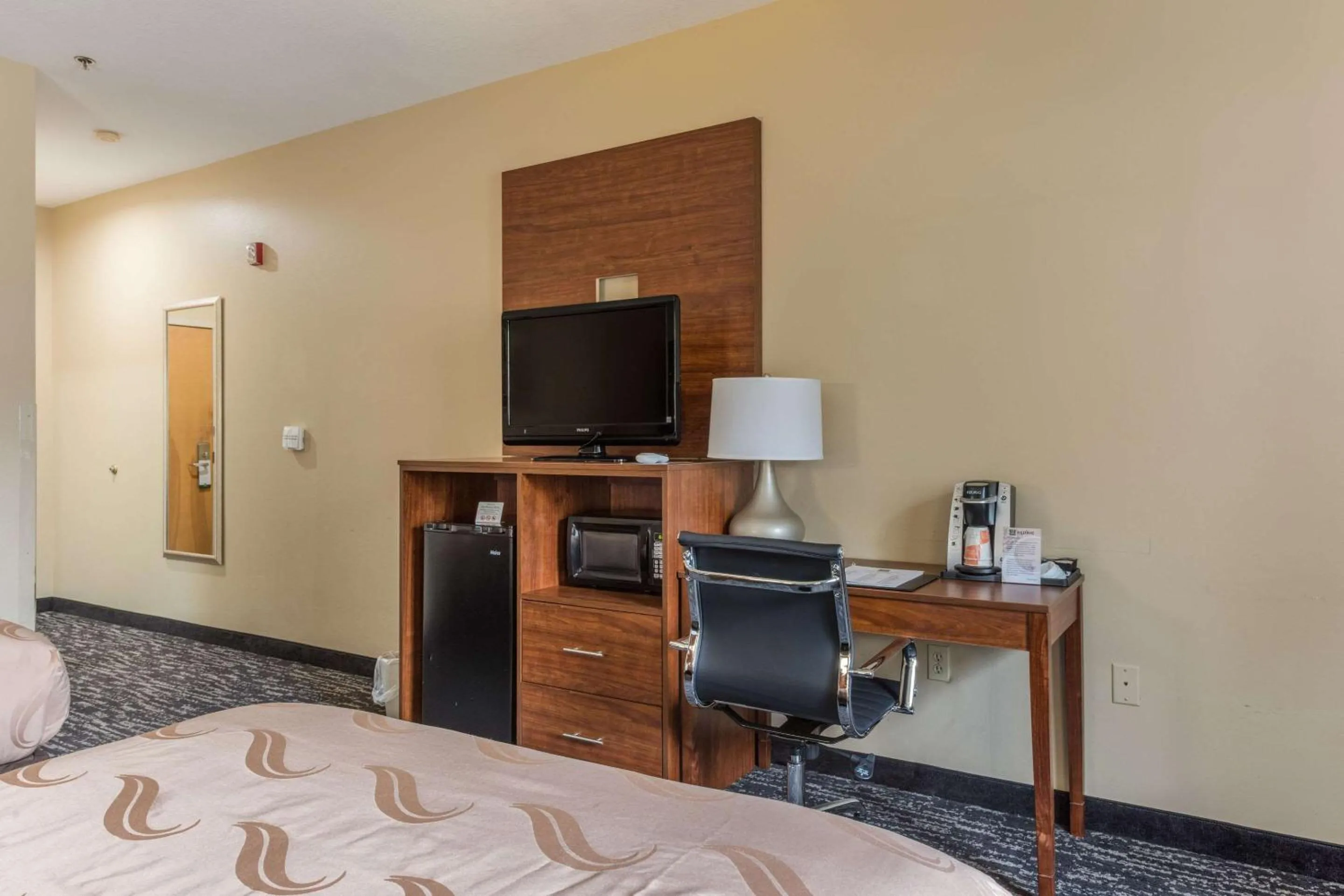 Photo of the whole room, Bed in Quality Inn & Suites Hendersonville - Flat Rock