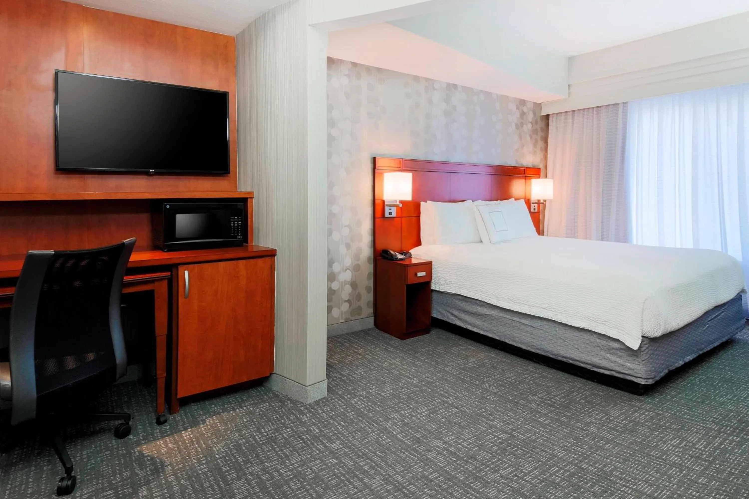 Photo of the whole room, Bed in Courtyard by Marriott Dallas Arlington South