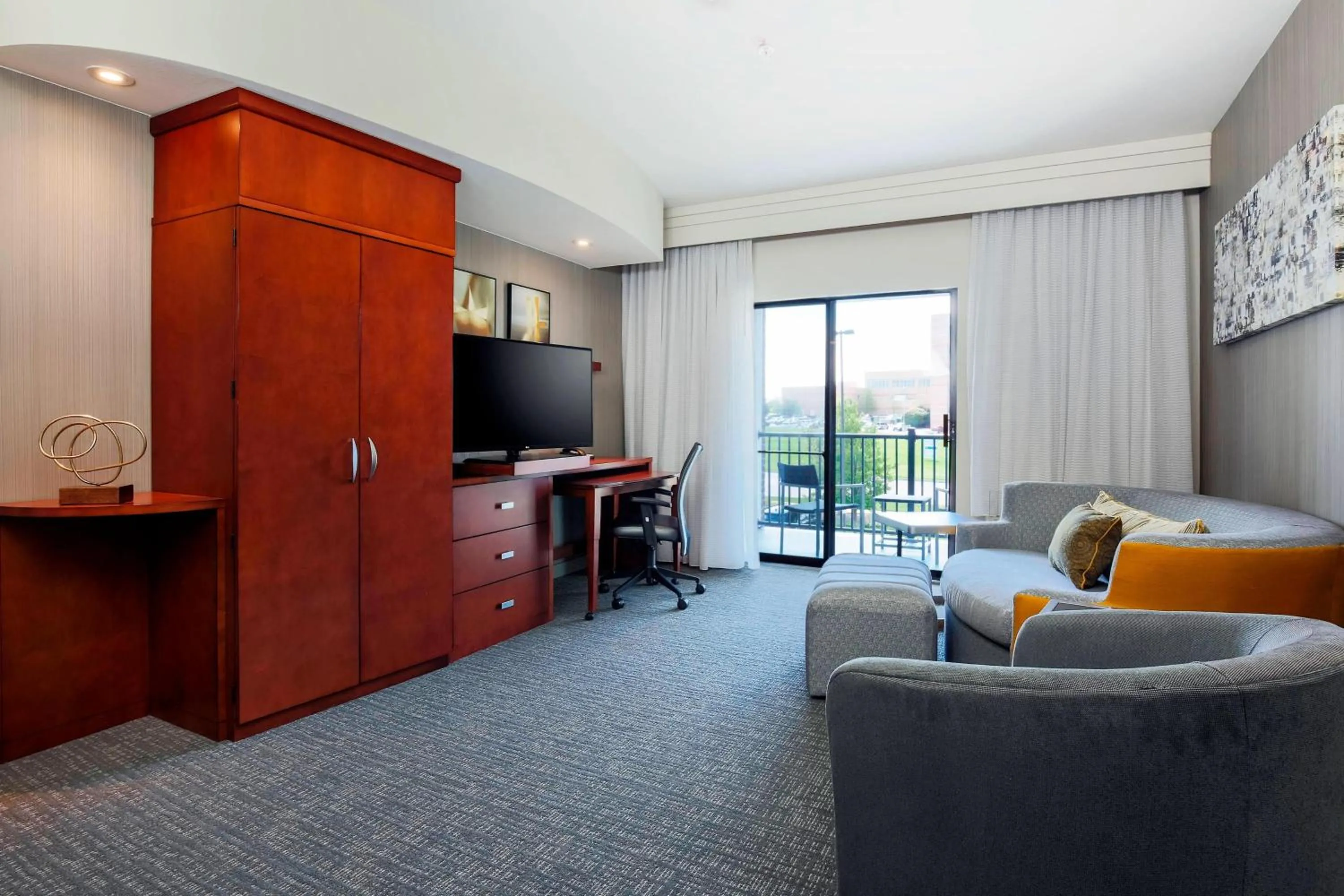 Living room in Courtyard by Marriott Dallas Arlington South