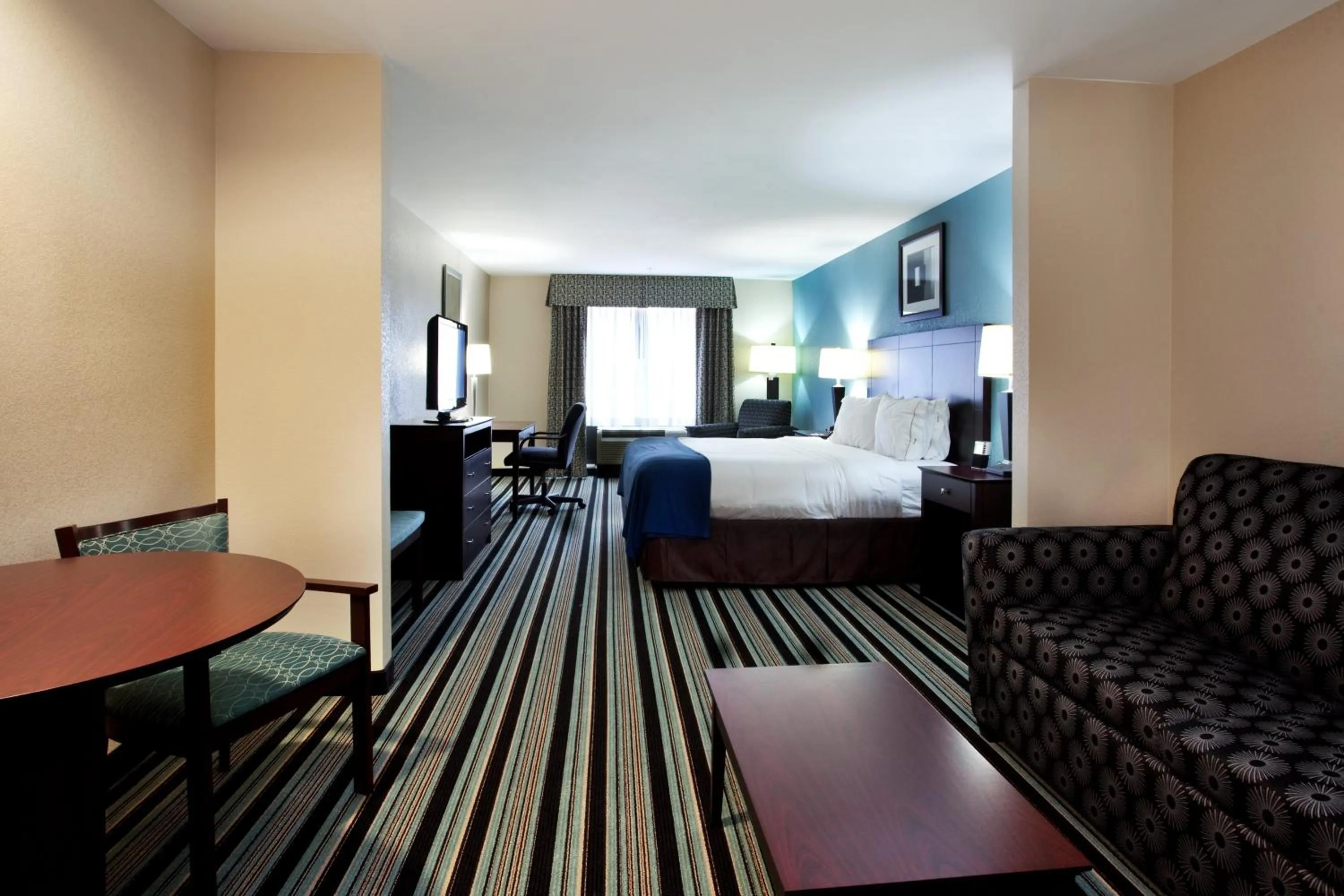 Photo of the whole room, Bed in Holiday Inn Express Hotel & Suites Baton Rouge -Port Allen by IHG
