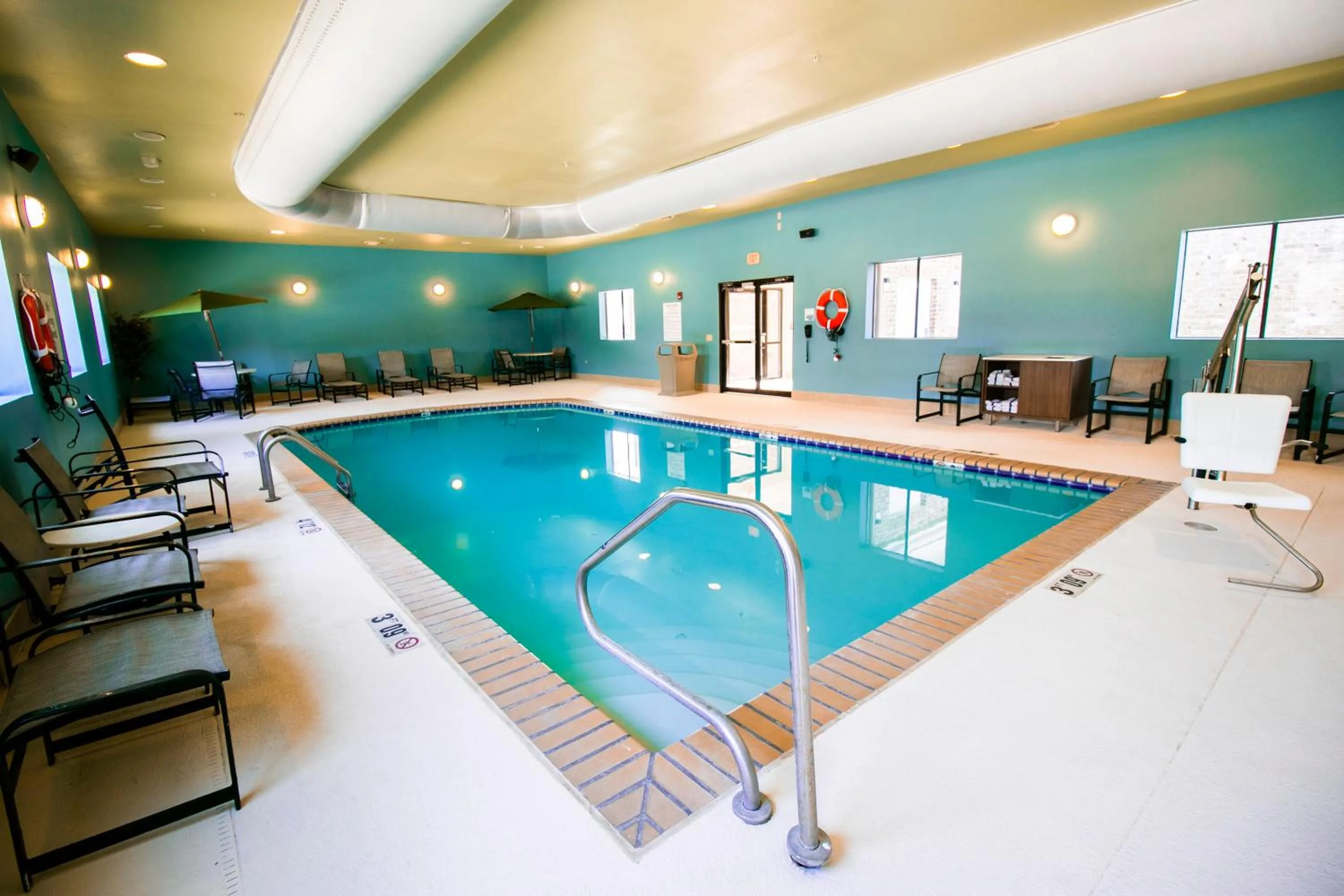 Swimming pool in Holiday Inn Express Hotel & Suites Baton Rouge -Port Allen by IHG