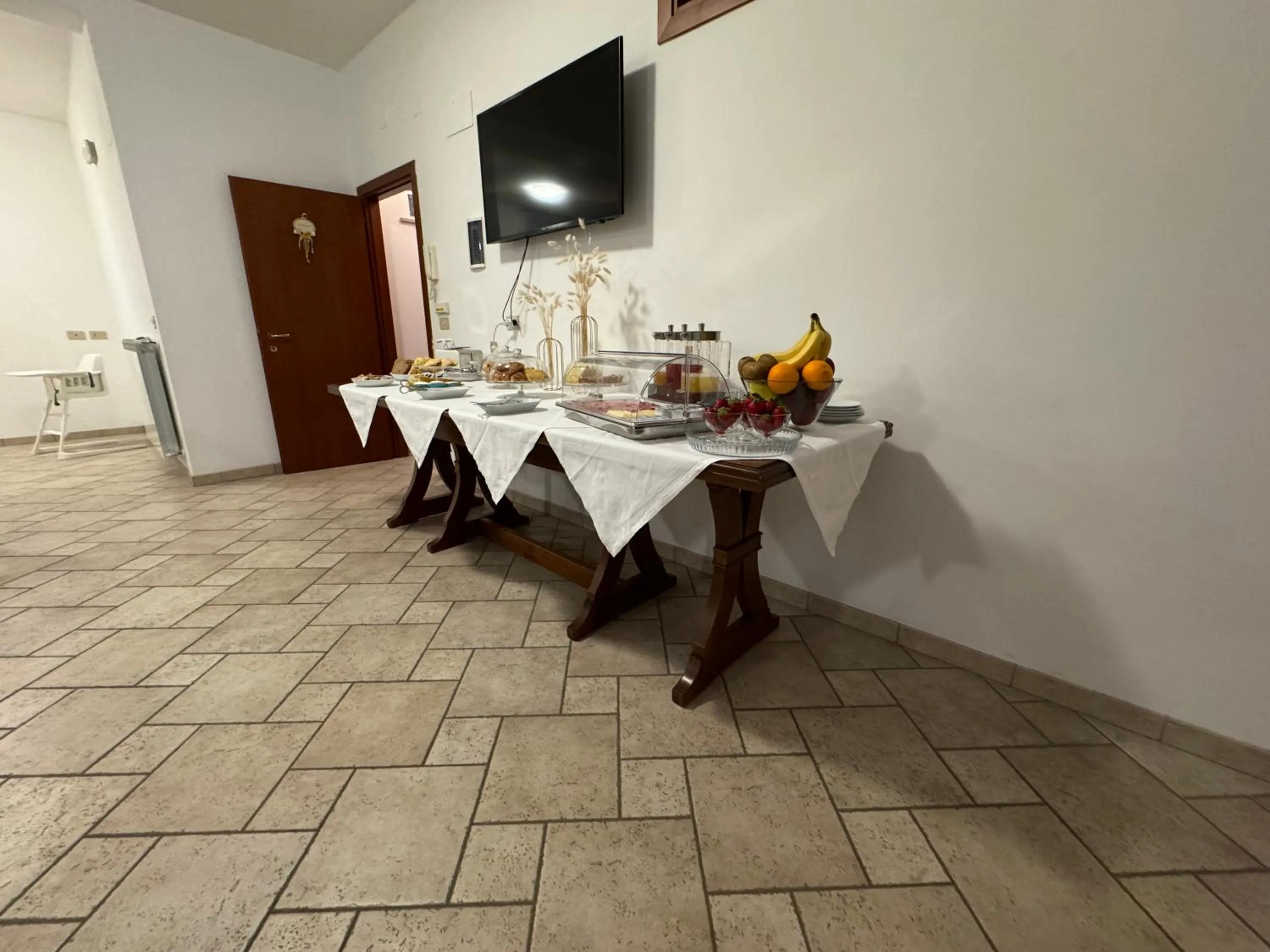 Breakfast in Villa Emilia