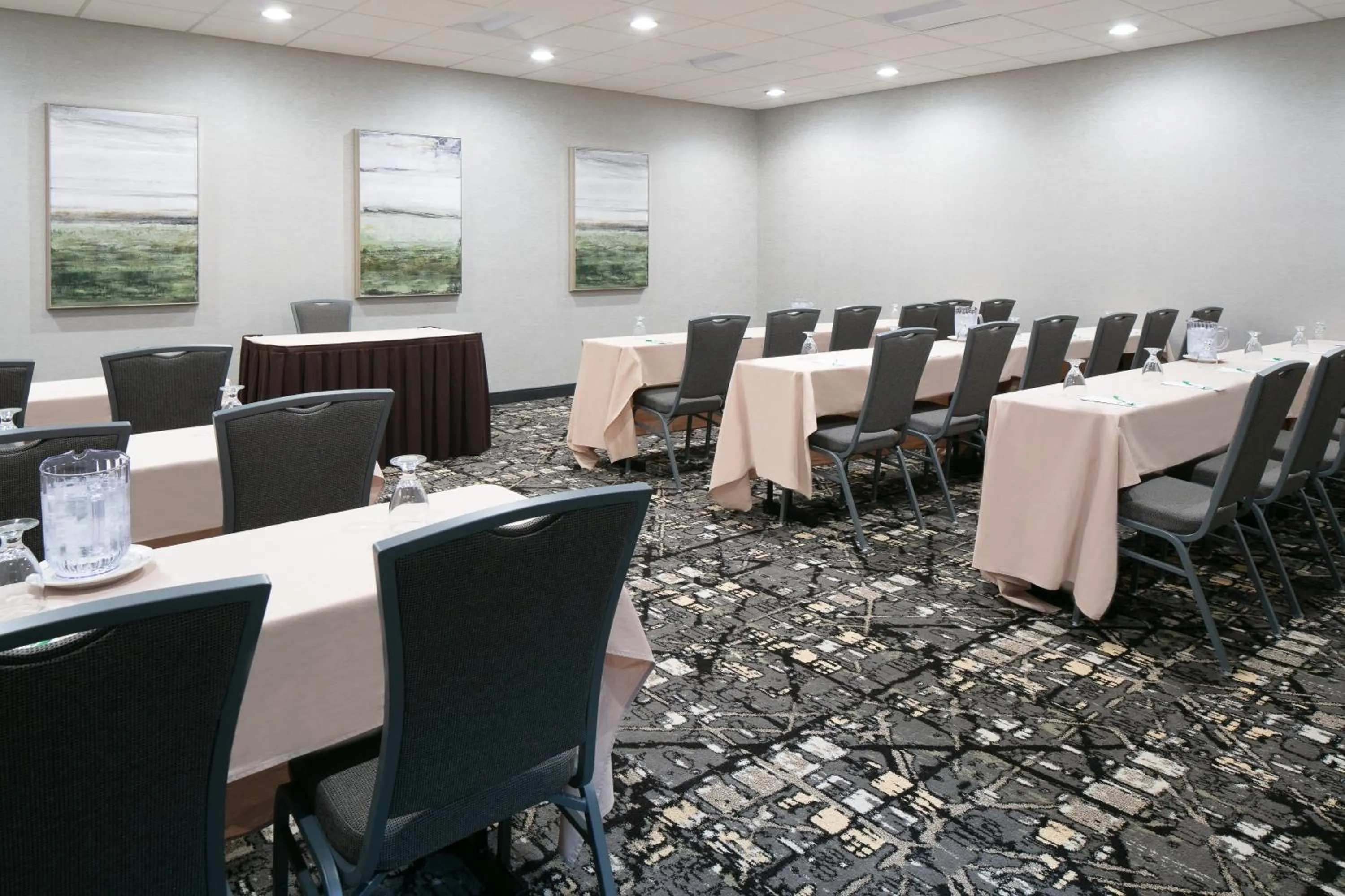 Meeting/conference room in Holiday Inn Hotel & Suites Des Moines-Northwest by IHG