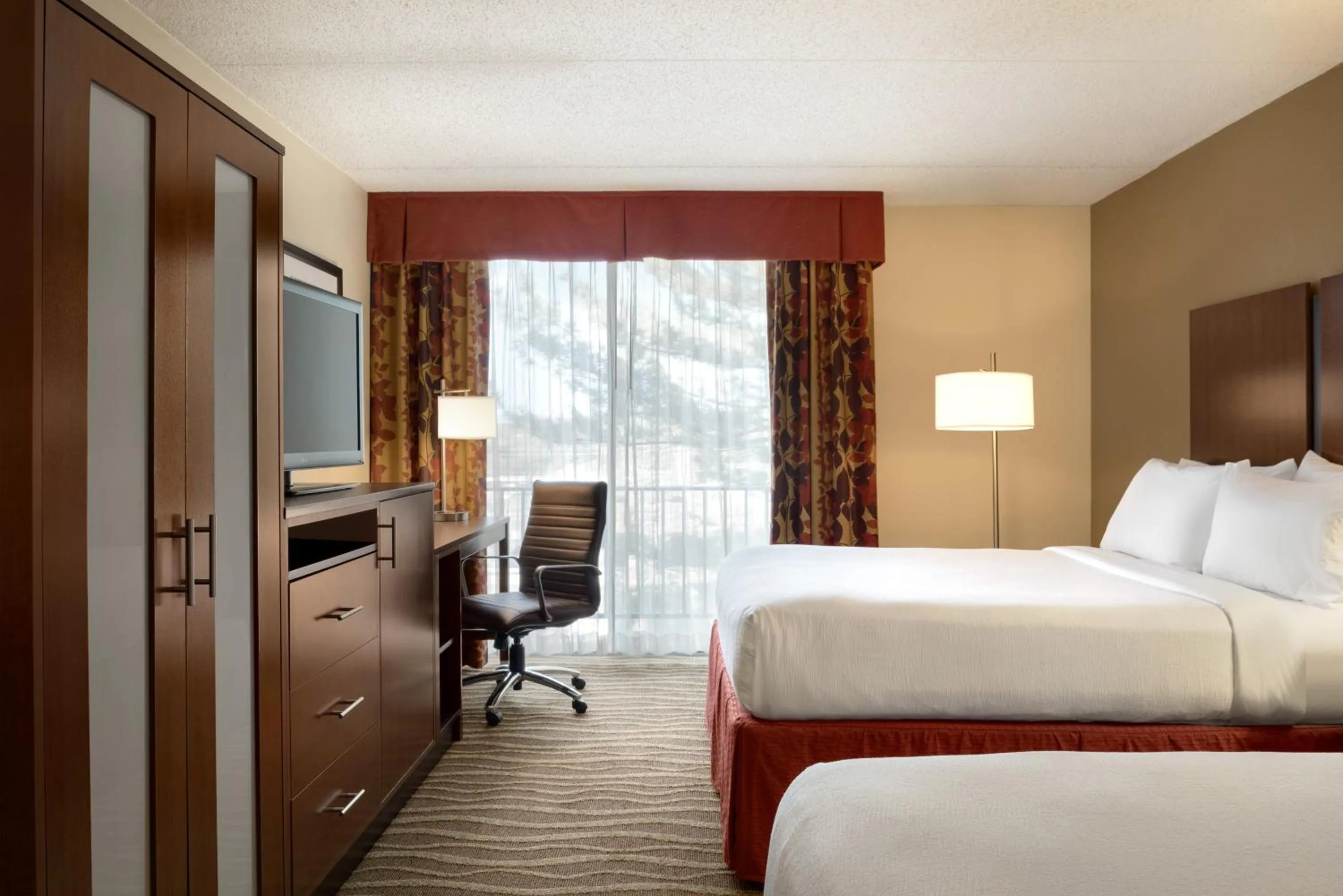 Photo of the whole room, Bed in Holiday Inn Hotel & Suites Des Moines-Northwest by IHG