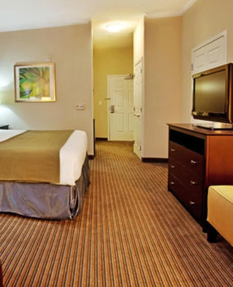 Bed in Holiday Inn Express Hotel & Suites New Iberia - Avery Island by IHG