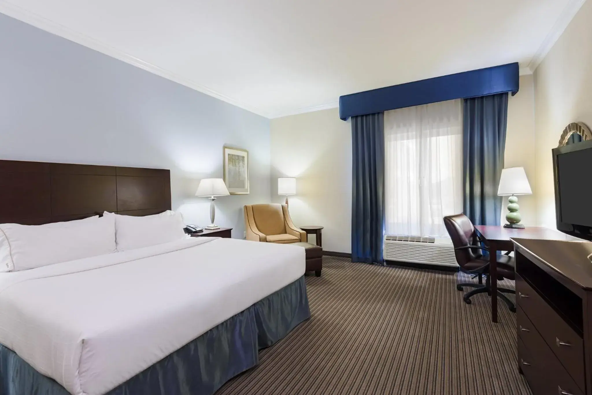 King Room - Mobility Access/Hearing Accessible in Holiday Inn Express Hotel & Suites New Iberia - Avery Island by IHG King Room - Mobility Access/Hearing Accessible in Holiday Inn Express Hotel & Suites New Iberia - Avery Island by IHG