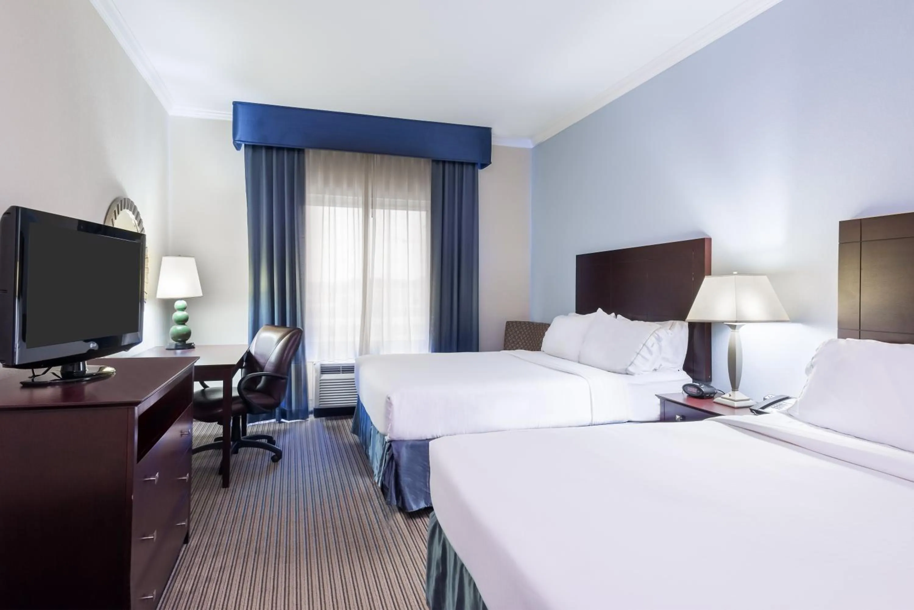 Photo of the whole room, Bed in Holiday Inn Express Hotel & Suites New Iberia - Avery Island by IHG