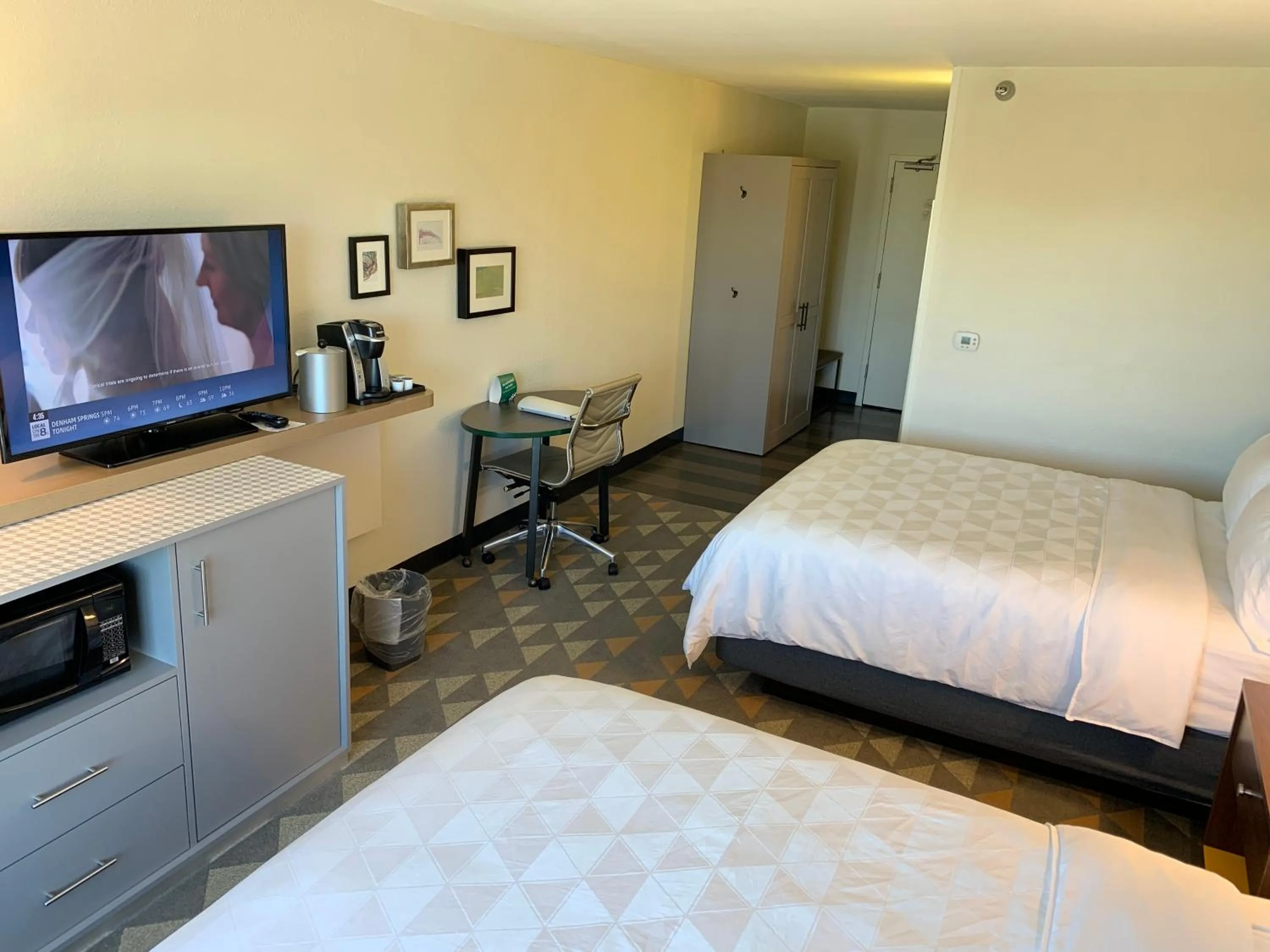 Photo of the whole room, Bed in Holiday Inn Baton Rouge-South by IHG