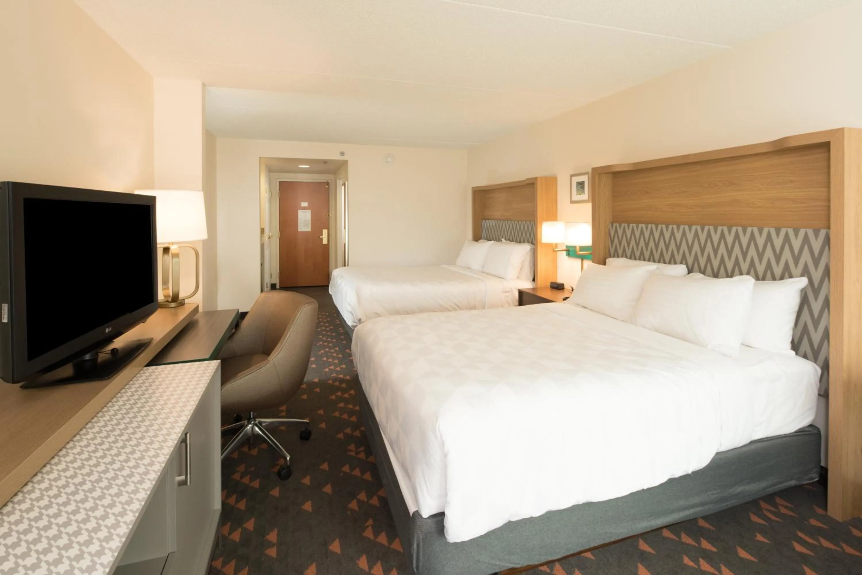 Photo of the whole room, Bed in Holiday Inn Hotel & Suites Ann Arbor University of Michigan Area by IHG