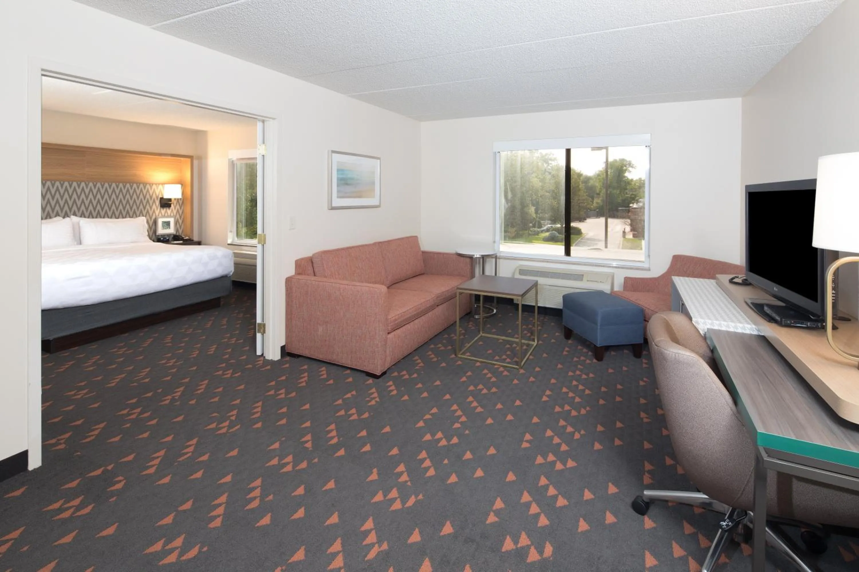Photo of the whole room, Bed in Holiday Inn Hotel & Suites Ann Arbor University of Michigan Area by IHG