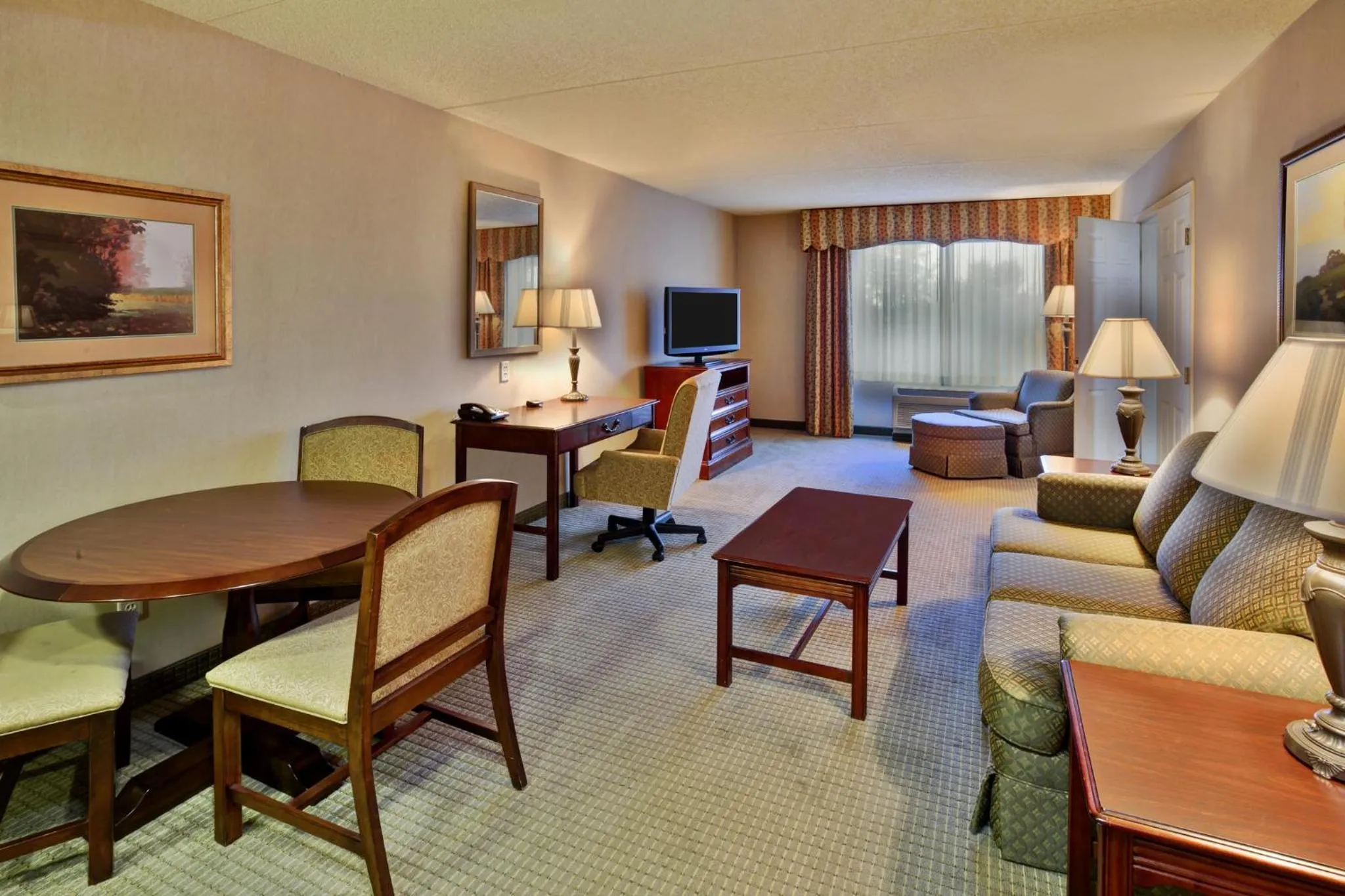 Photo of the whole room in Holiday Inn Hotel & Suites Ann Arbor University of Michigan Area by IHG