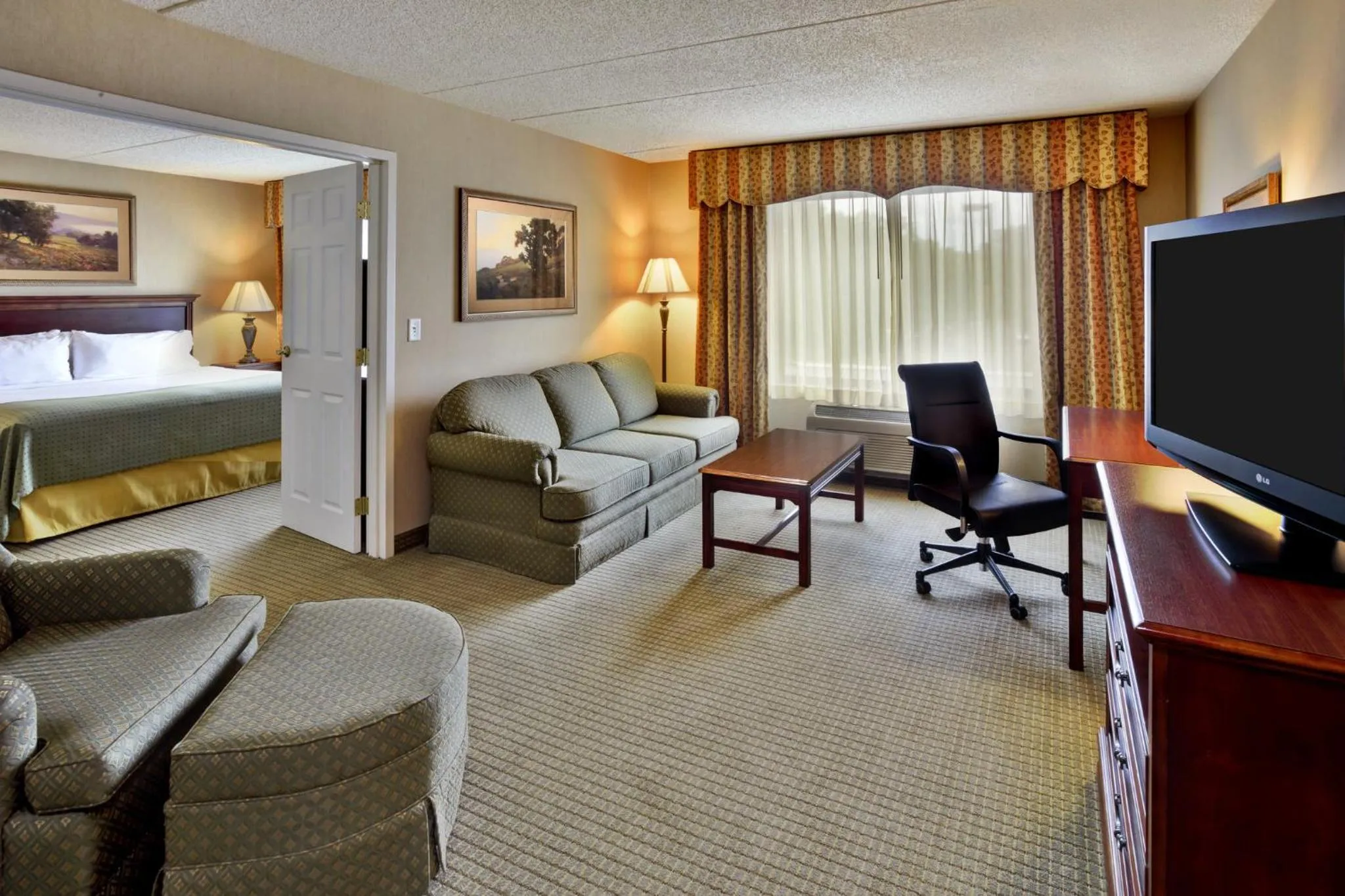 Photo of the whole room, Bed in Holiday Inn Hotel & Suites Ann Arbor University of Michigan Area by IHG