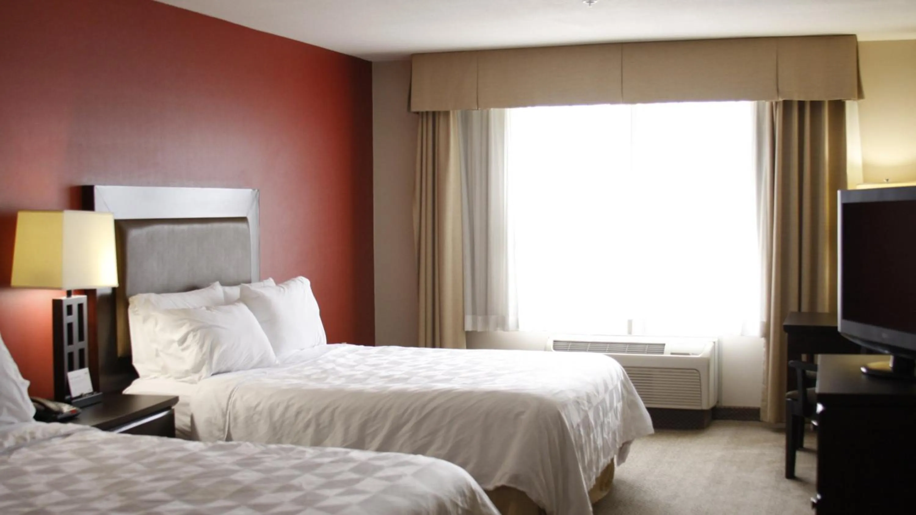 Photo of the whole room, Bed in Holiday Inn & Suites Bakersfield by IHG