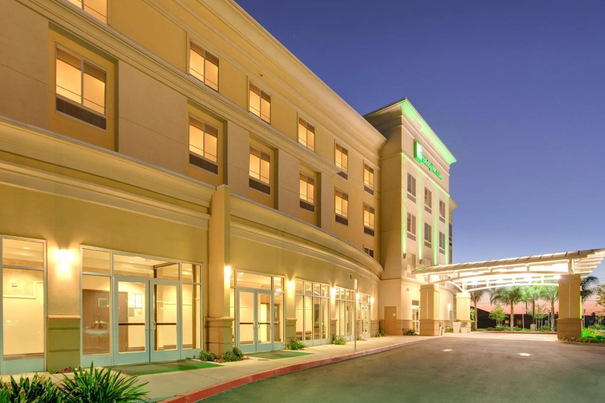 Property building in Holiday Inn & Suites Bakersfield by IHG