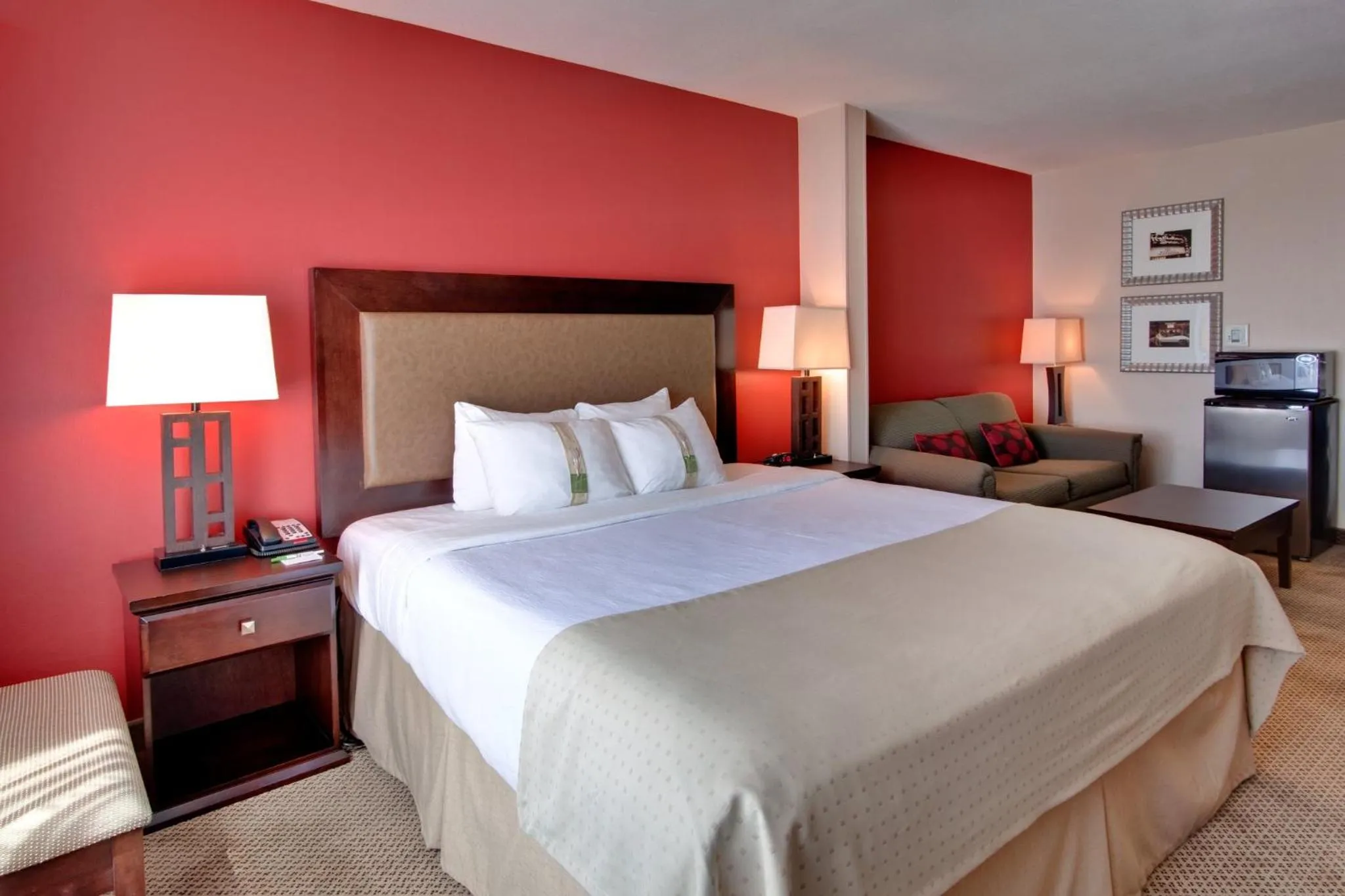 Photo of the whole room, Bed in Holiday Inn & Suites Bakersfield by IHG