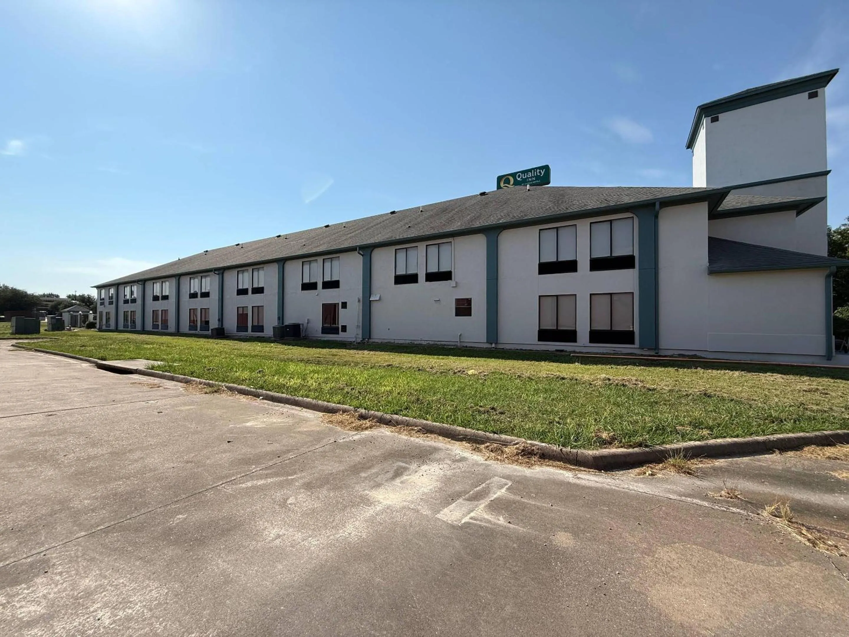 Property building in Quality Inn Hillsboro