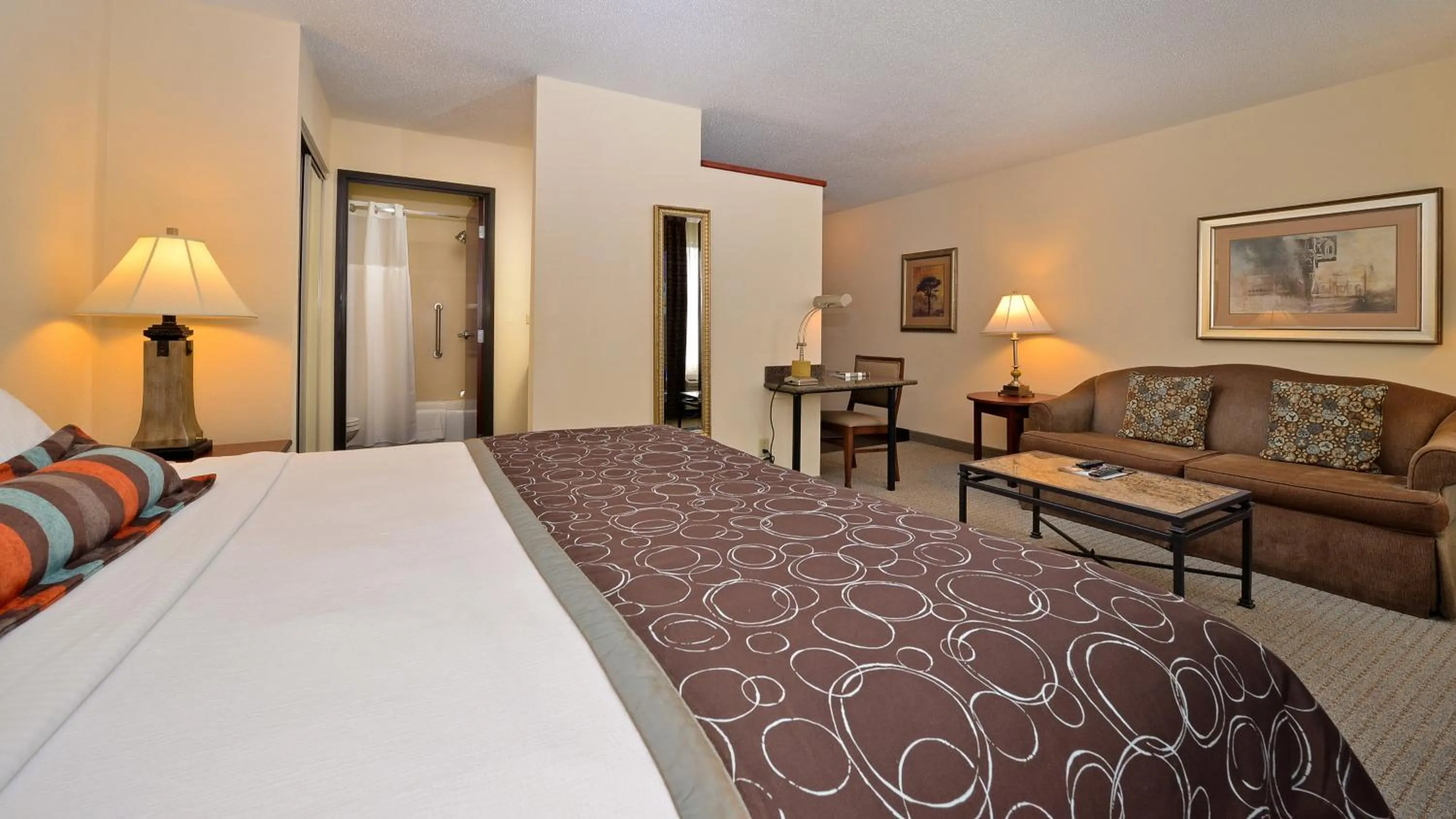 Photo of the whole room, Bed in Staybridge Suites West Des Moines by IHG