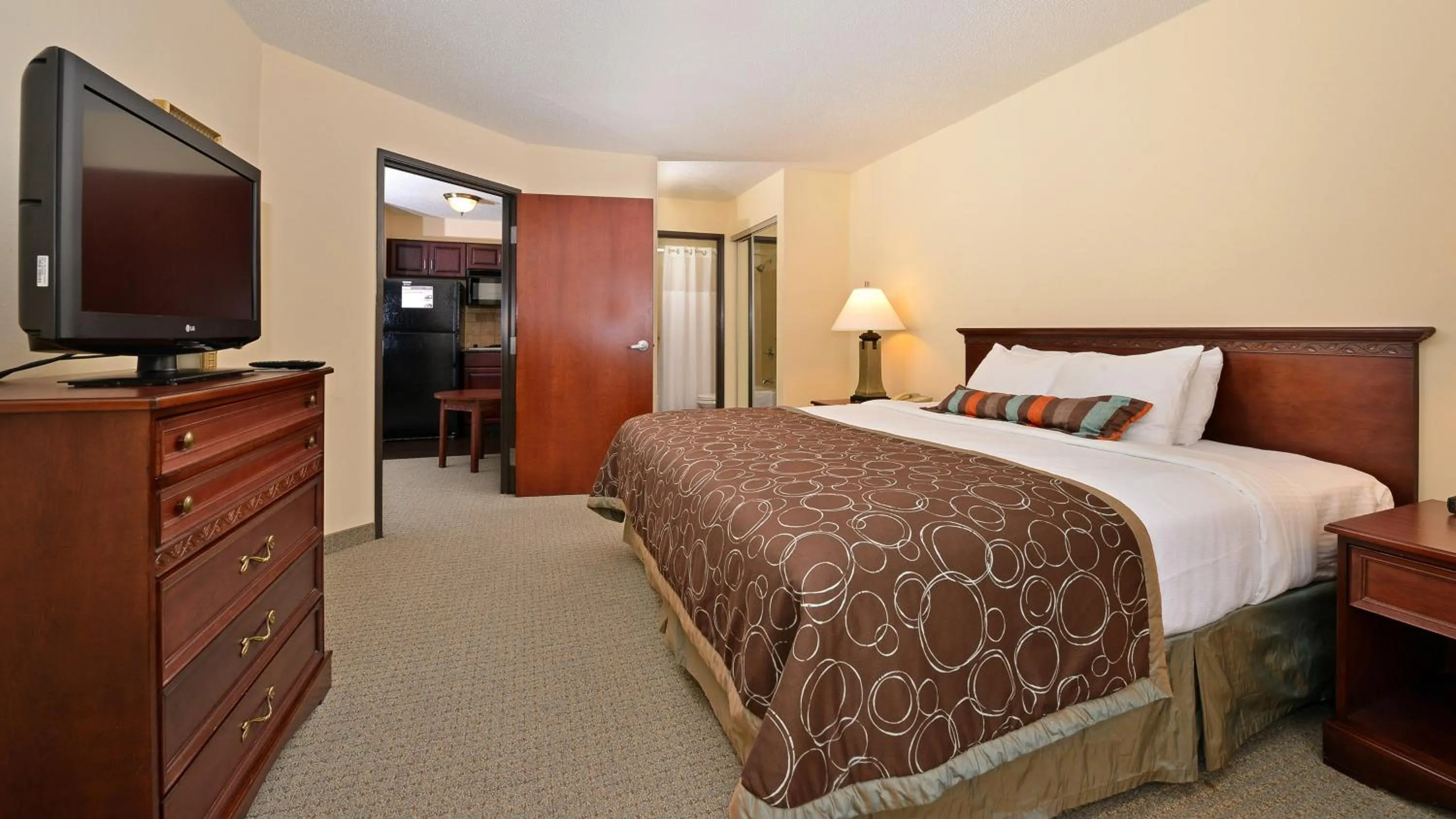 Photo of the whole room, Bed in Staybridge Suites West Des Moines by IHG