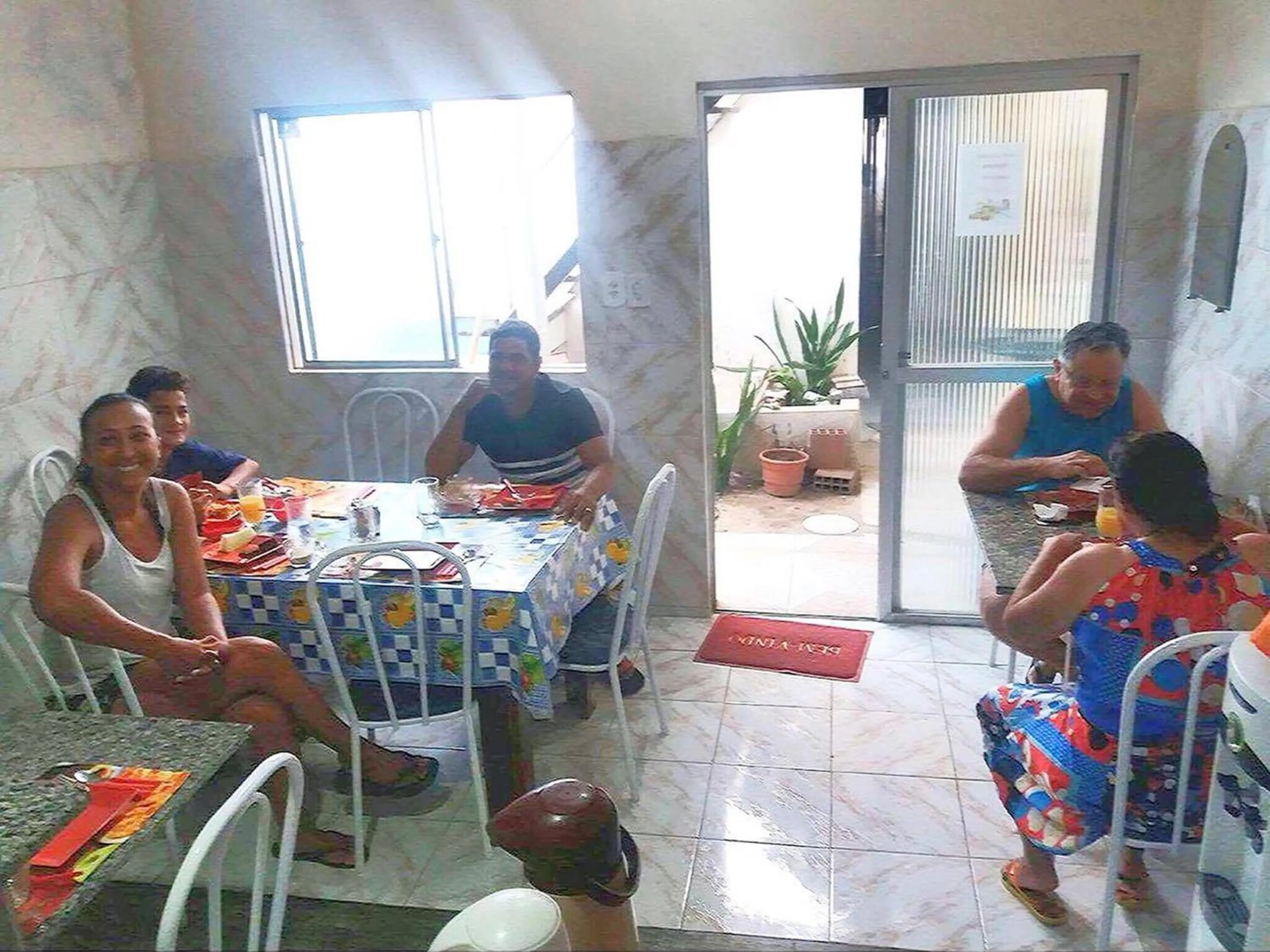 Communal kitchen in Pousada Piratas Di San Rocco