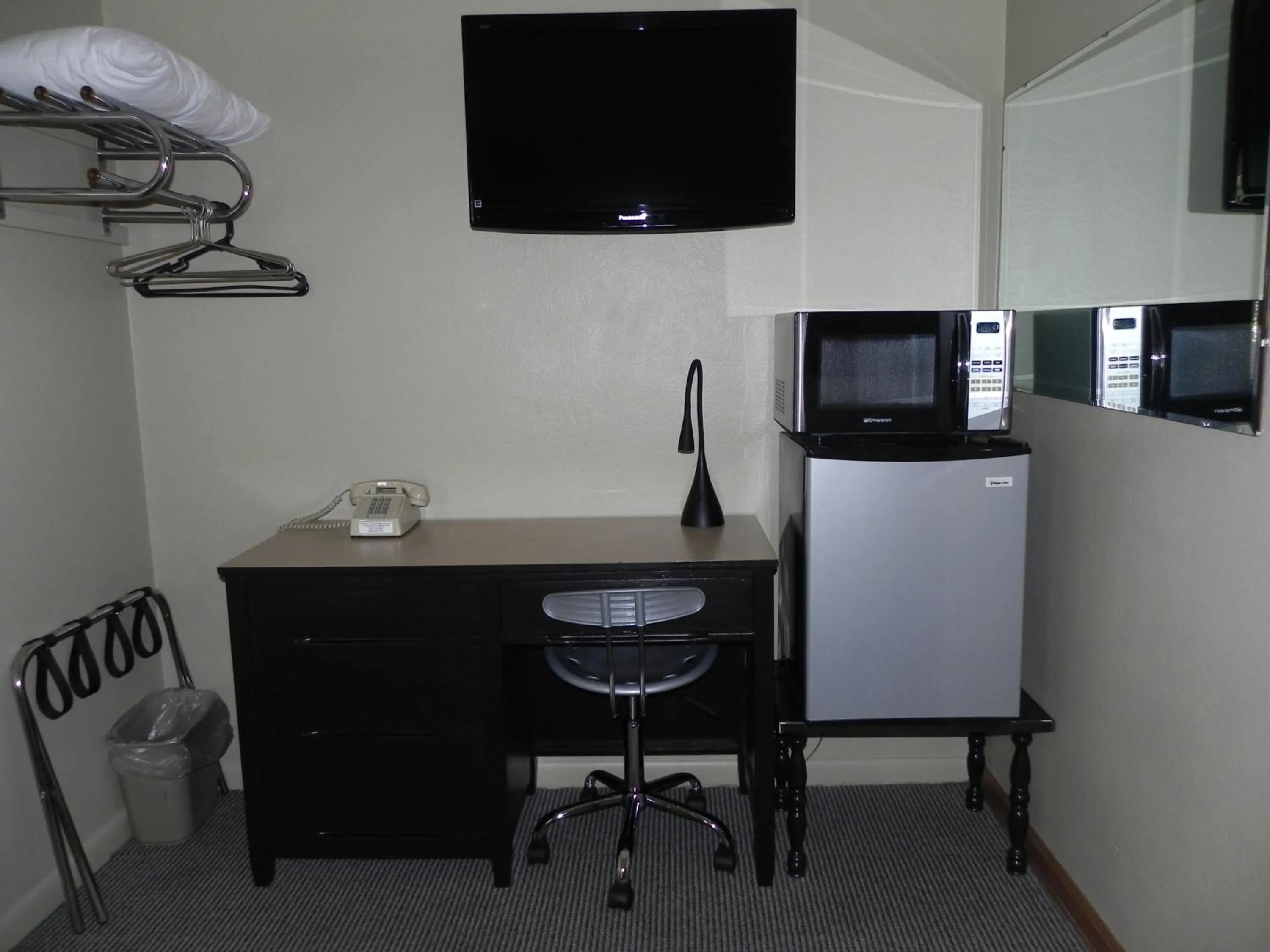 TV and multimedia in The Triangle Motel