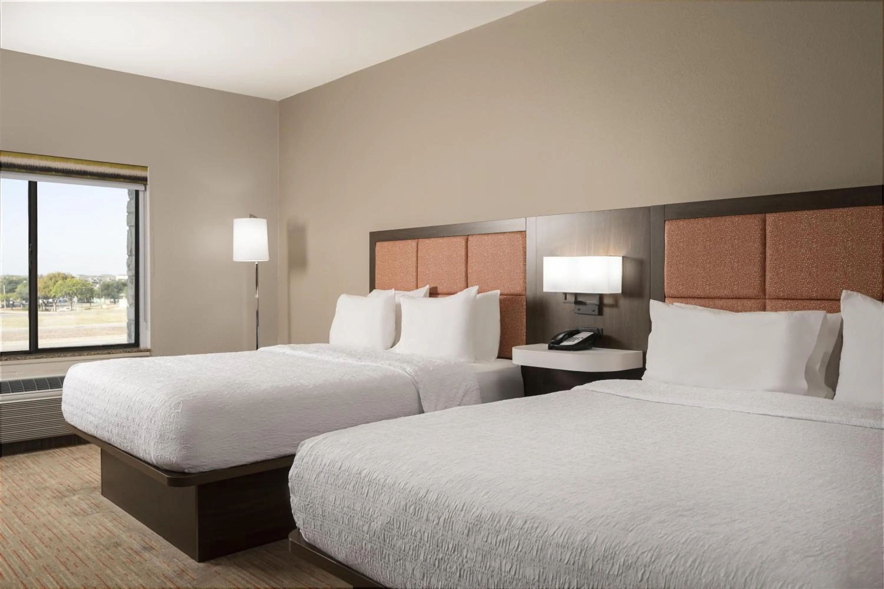 Bed in Hampton Inn & Suites - Mansfield