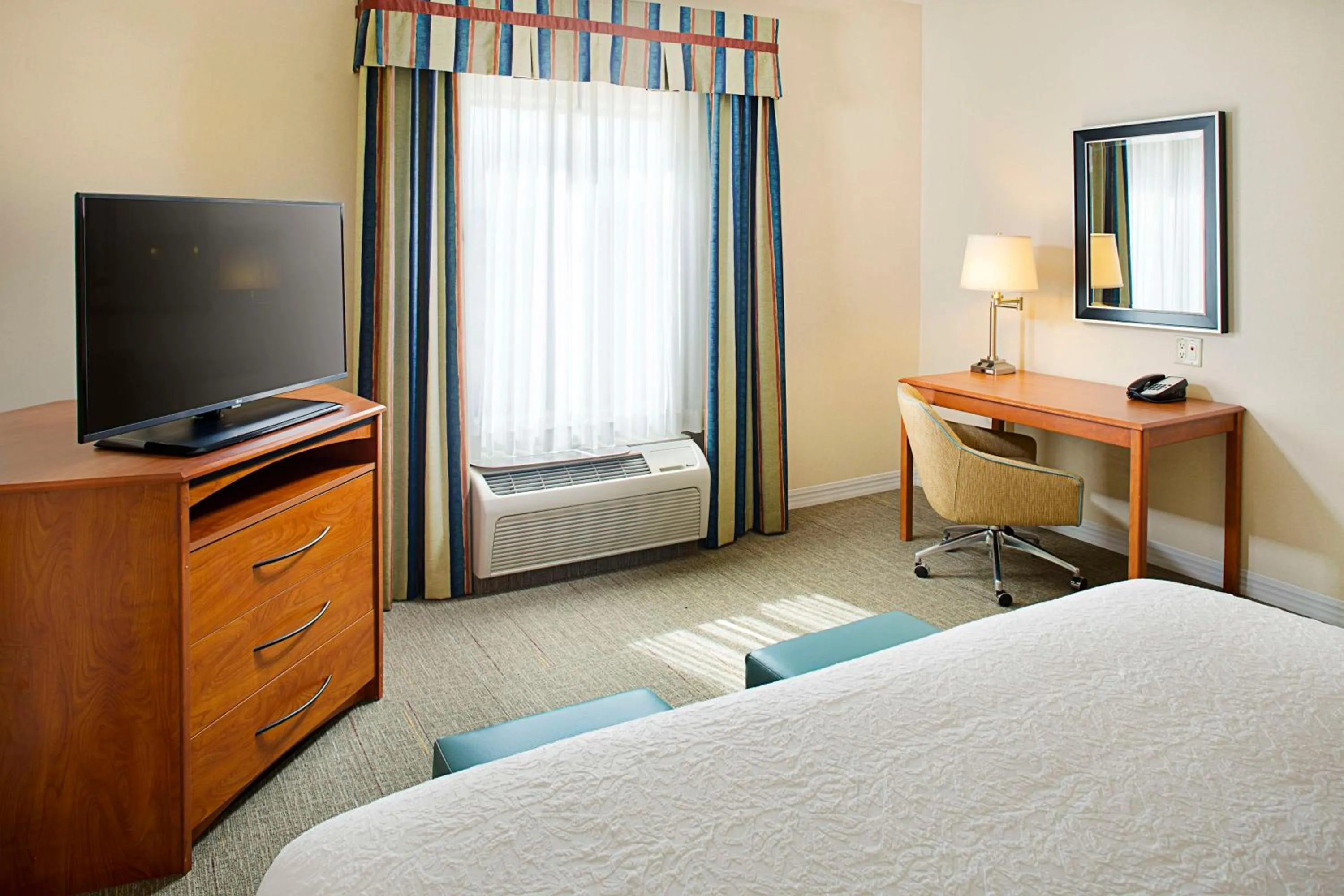 Bed in Hampton Inn & Suites - Mansfield