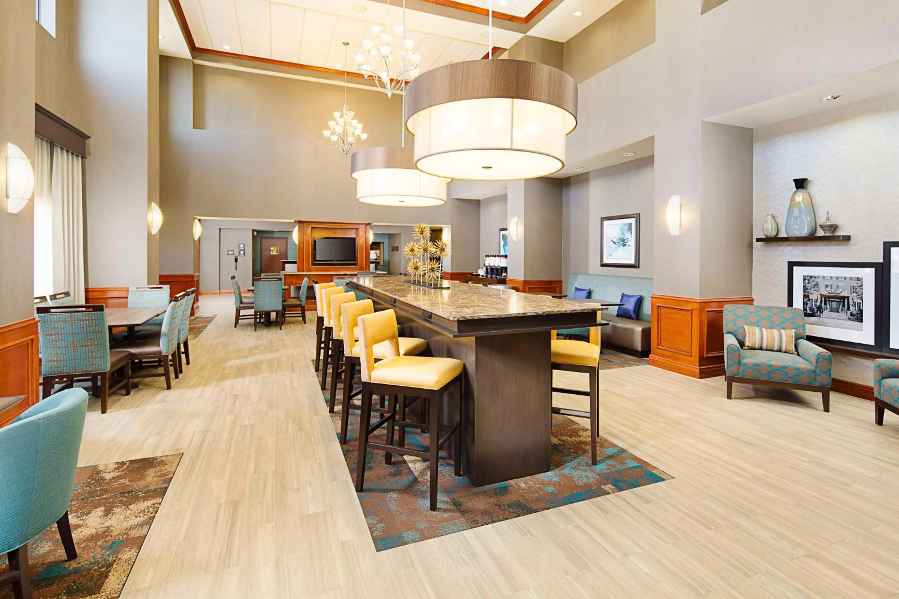 Dining area in Hampton Inn & Suites - Mansfield