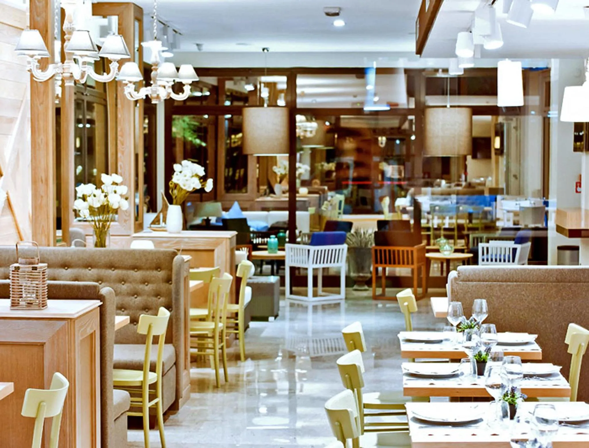 Restaurant/places to eat in Hotel Ambassador