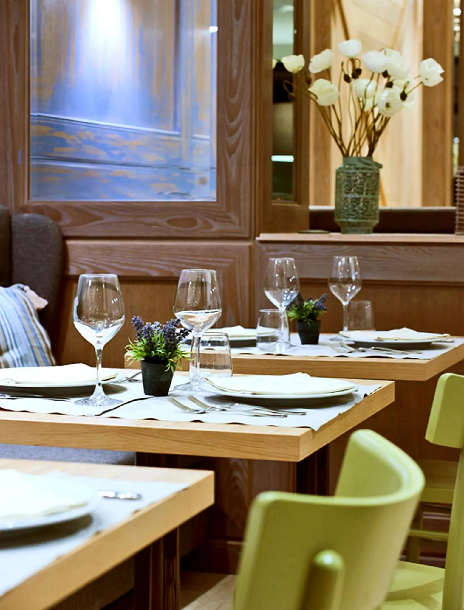 Restaurant/places to eat in Hotel Ambassador