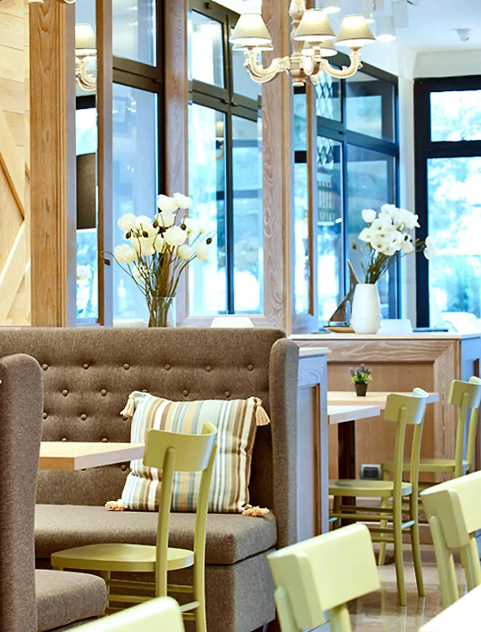 Restaurant/places to eat in Hotel Ambassador